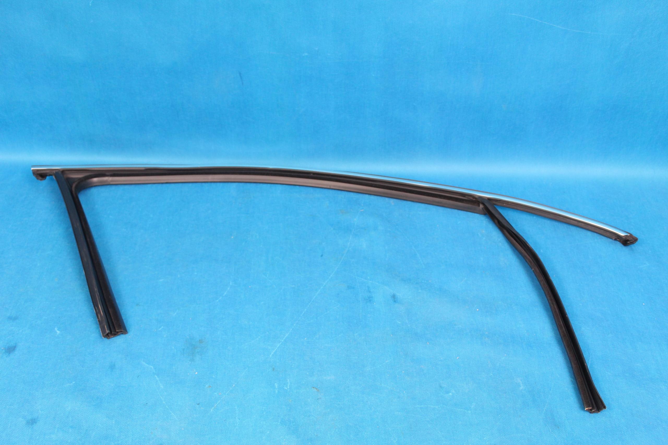 3G0837432AA - VW PASSAT B8 21R накладка двери хром верхняя правая