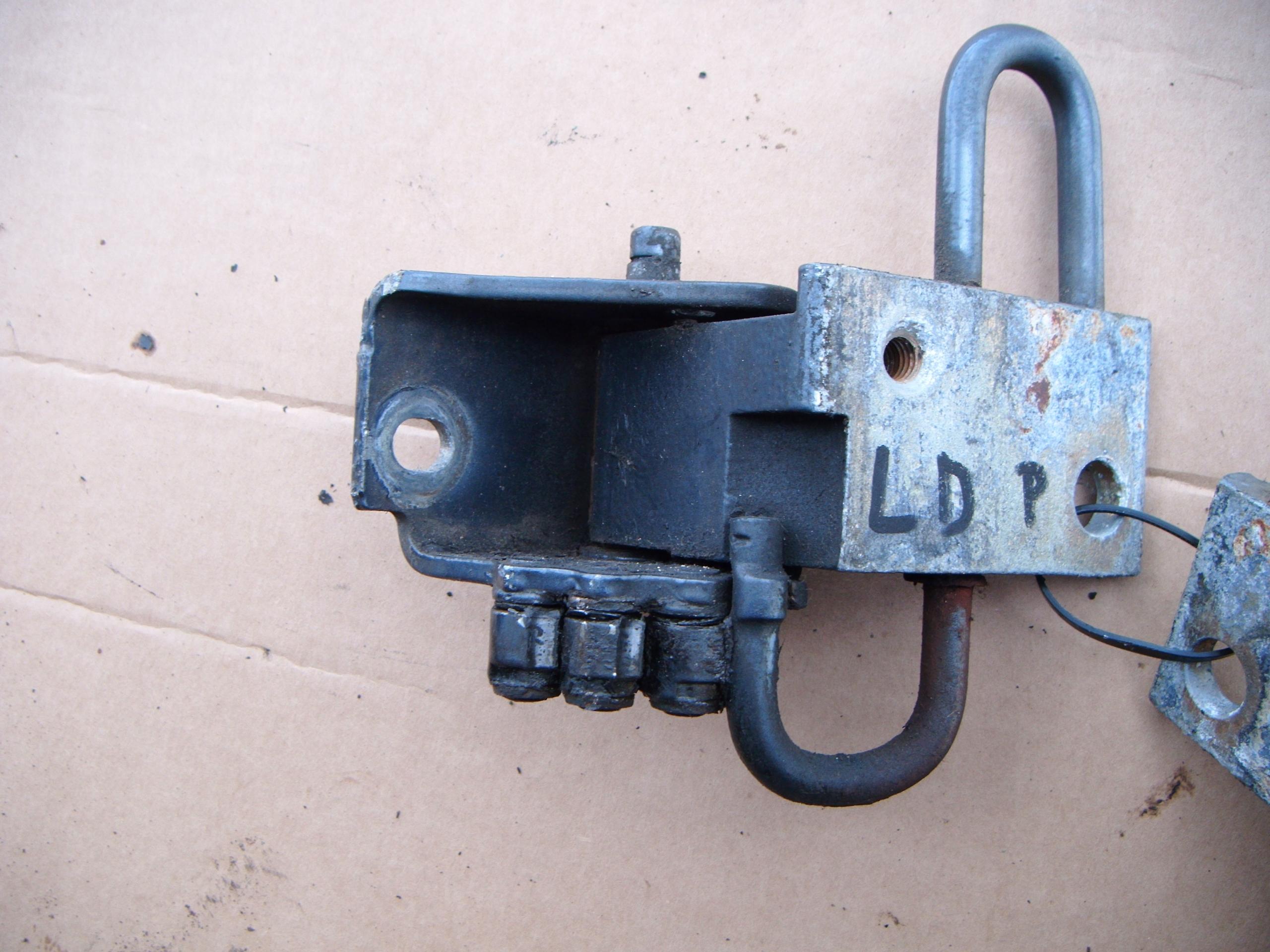 01- - VW POLO 9N 01 - 5D ЛІВИЙ ПЕРЕДНІЙ НИЖНІЙ ШАРНІР