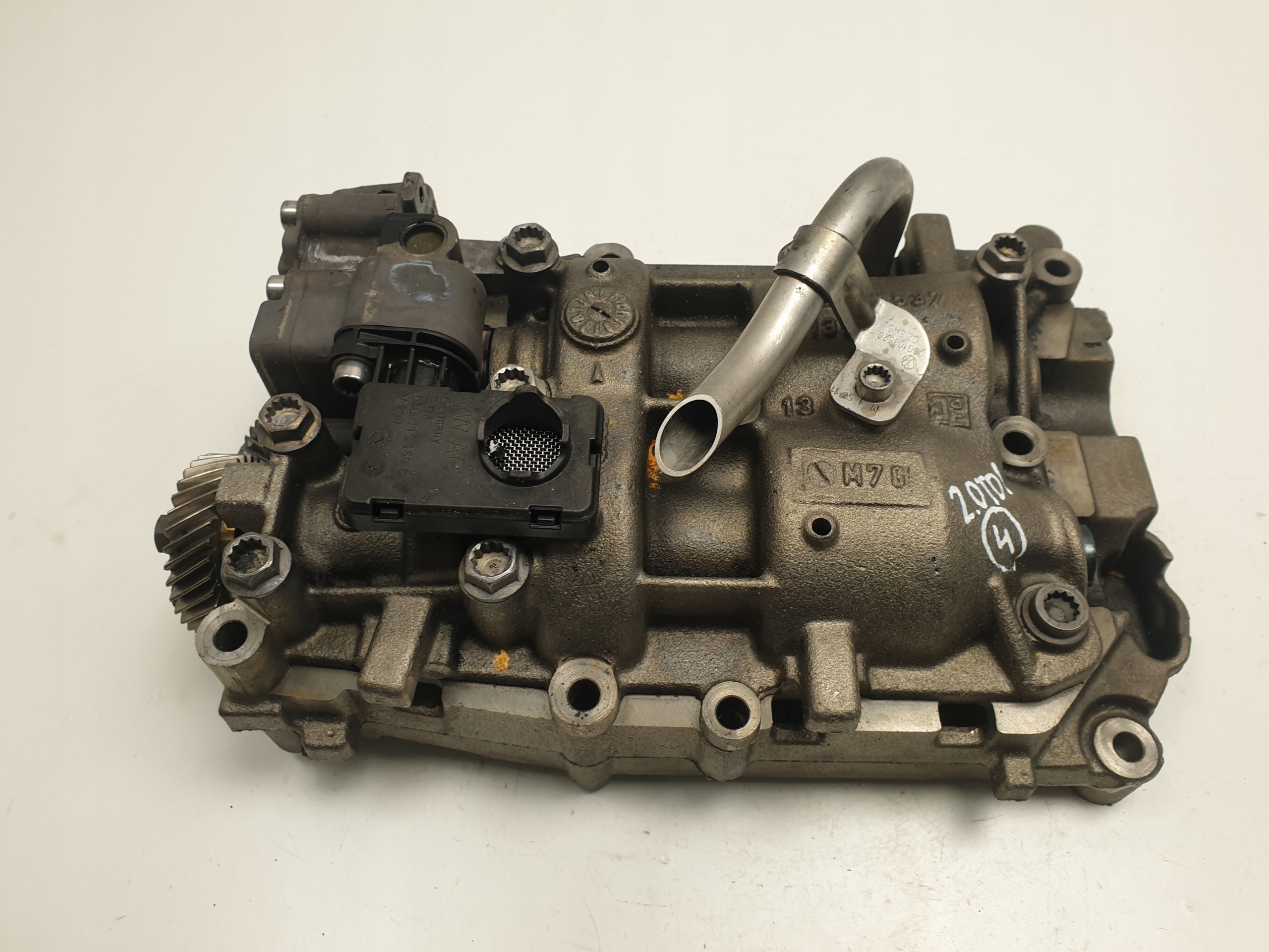 VW Passat B6 2.0 TDI масляный насос 03l103537