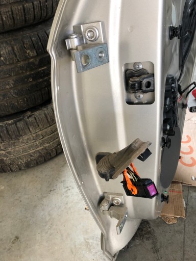 VW Polo VI 2G ПЕТЛИ ДВЕРИ ЗАДНИЕ СПРАВА