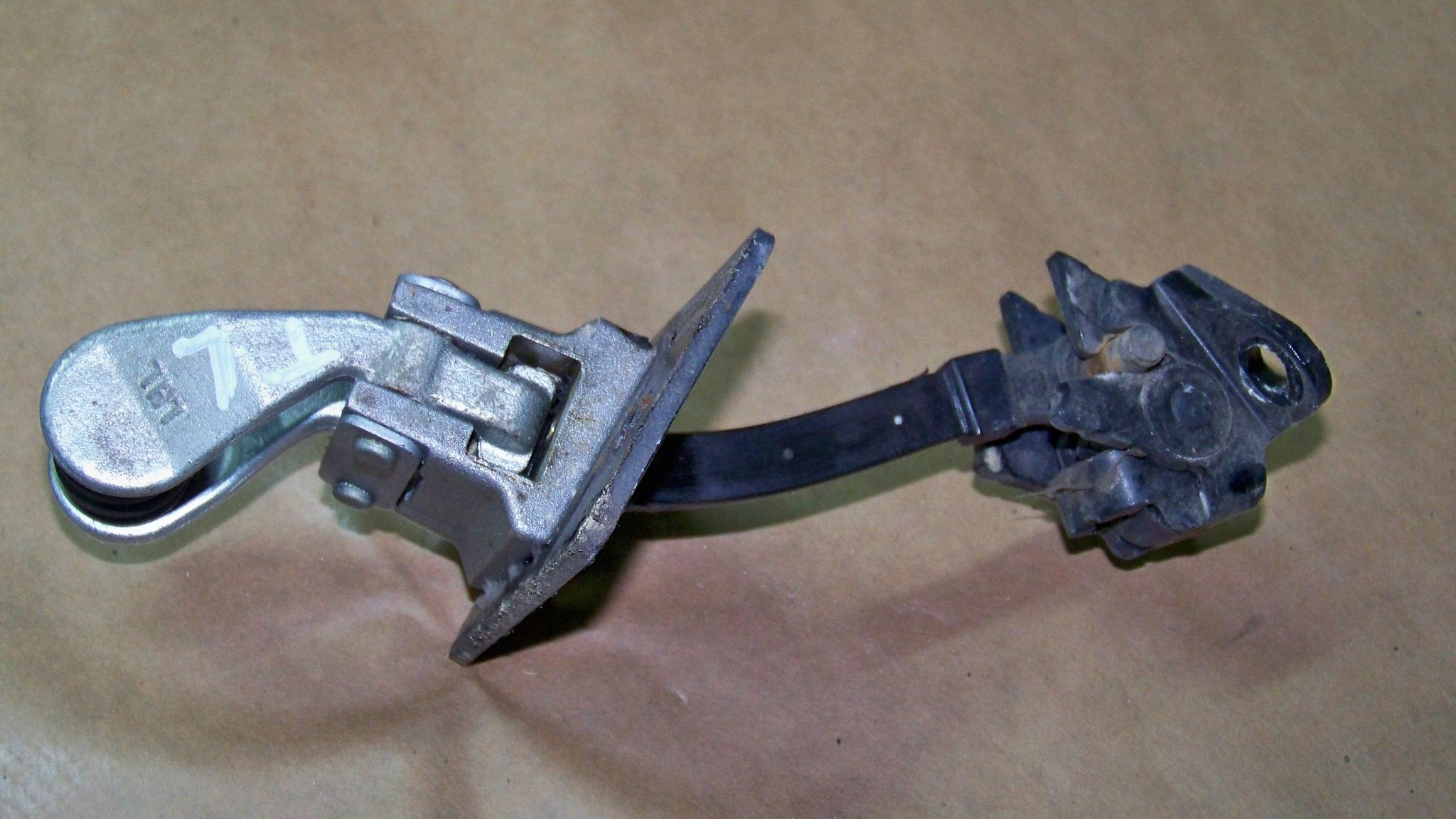 VW T5 06R Обмежувач дверей лівий задній крило