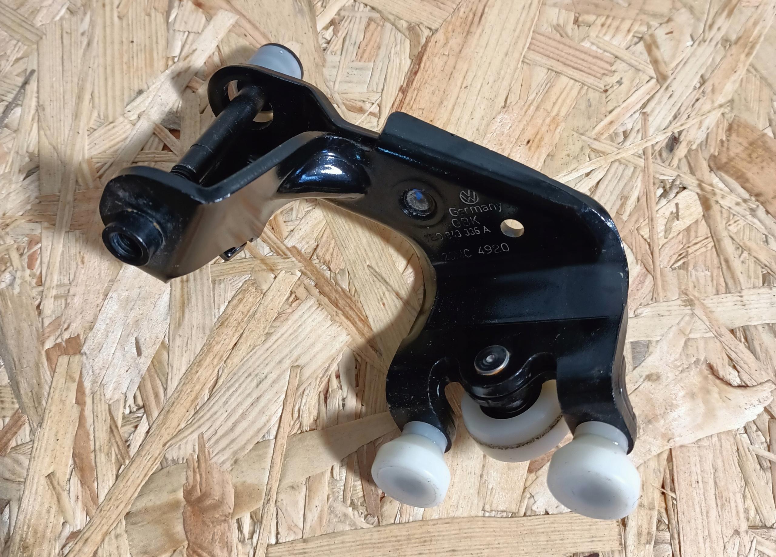 7E0843336A - VW T5 T6 подъемный ролик боковой двери