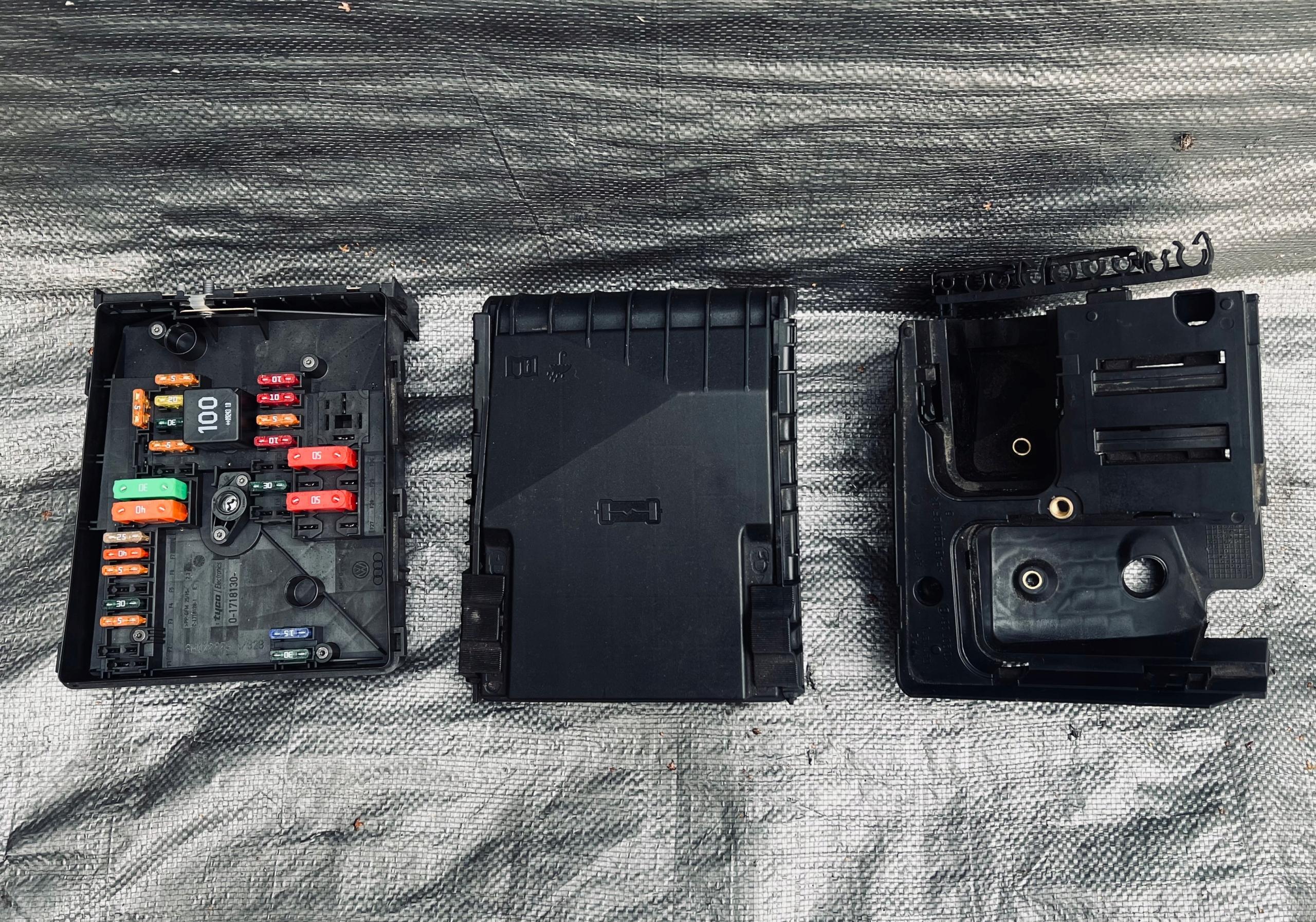 1K0907361B 1K0937820D - КОМПЛЕКТ ПРЕДОХРАНИТЕЛЕЙ VW TIGUAN SKODA