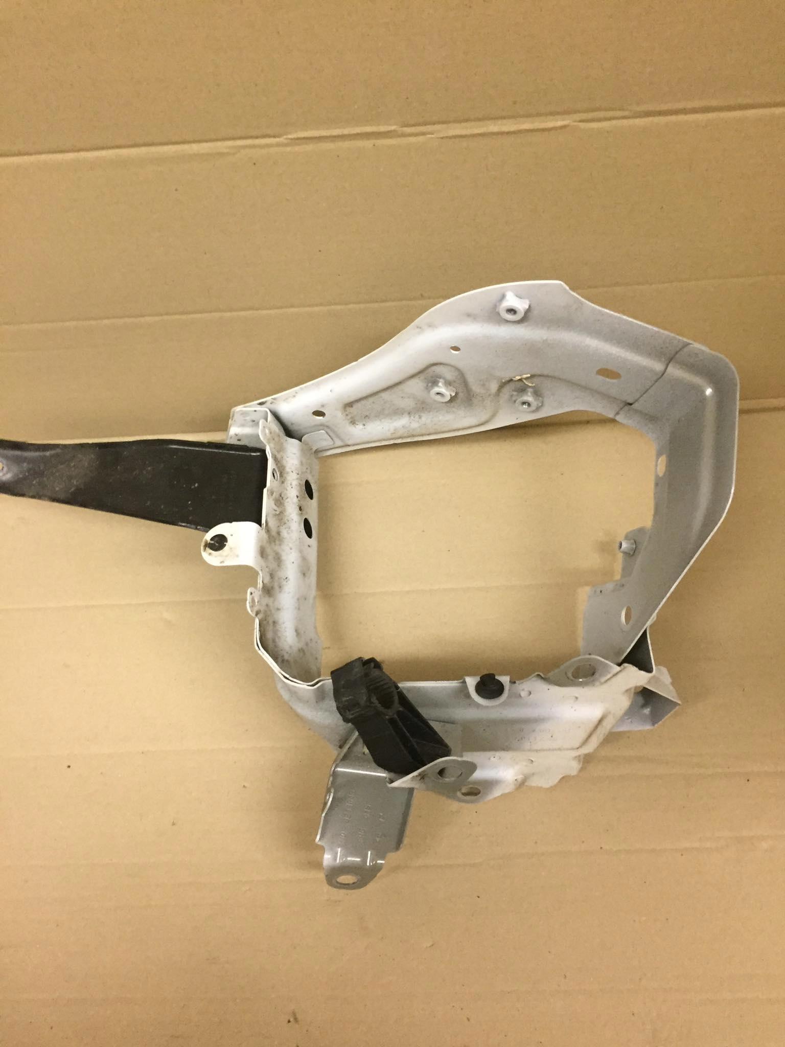 VW TOUAREG 760 КРОНШТЕЙН КРИЛА ЛІВИЙ 760821137