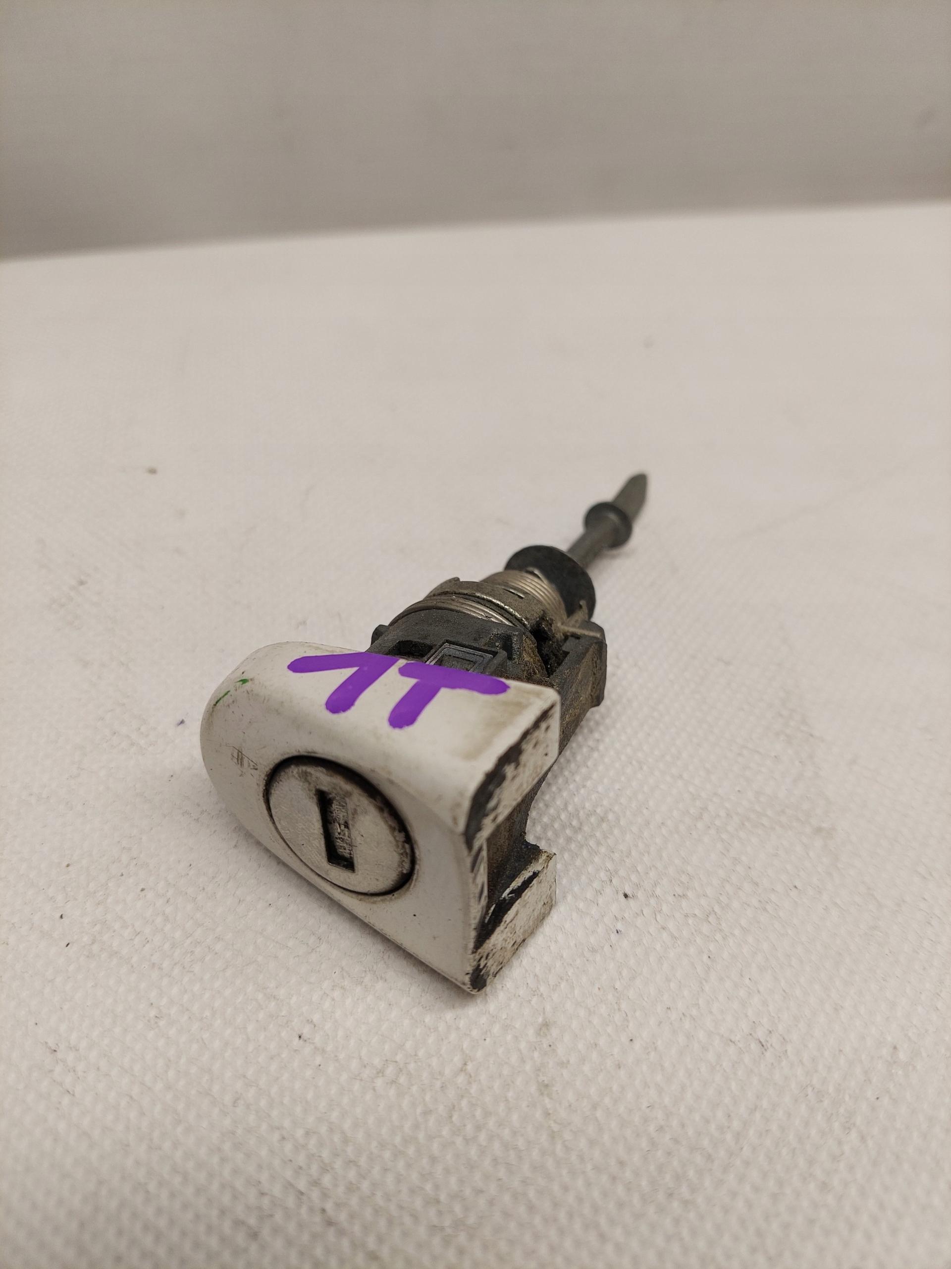 VW TOURAN 1T0837167 / 8B вставка замка ручки