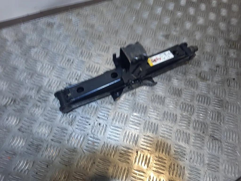 Volkswagen Routan 2008 підйомник