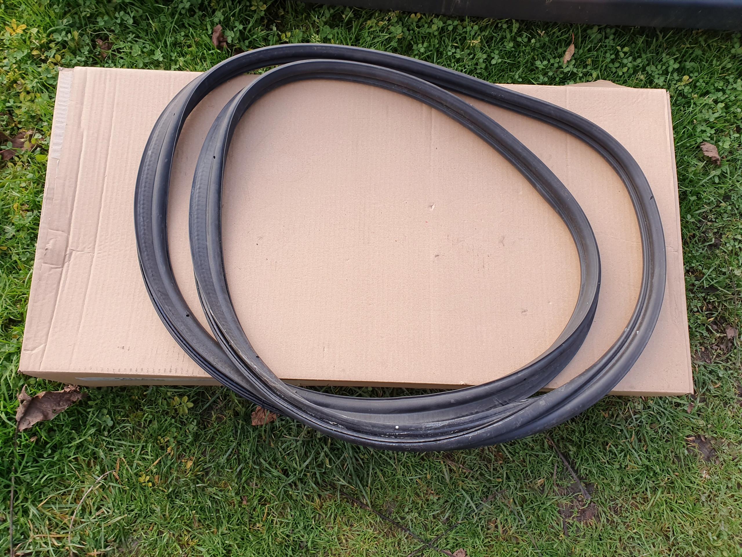 Volvo S90 Sedan прокладка багажного отсека 18R