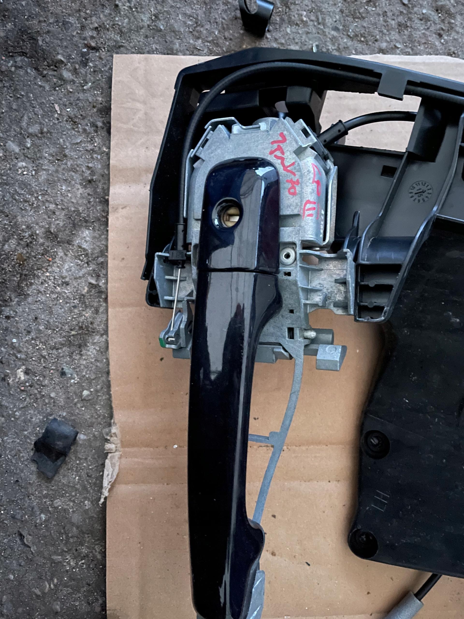 313 - Volvo V70 III ручка кассета левая передняя 452-46