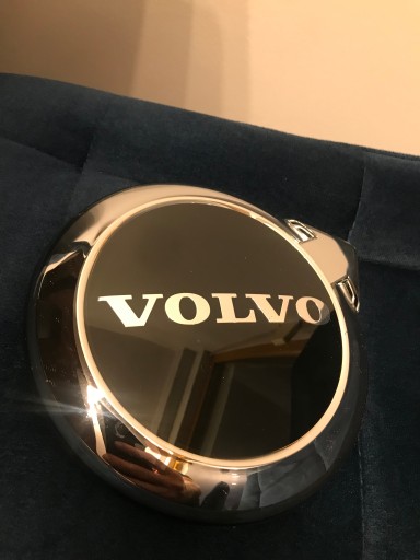 Эмблема значка Volvo V90 Xc90 S90 32337963 ПОВРЕЖДЕНИЯ ЛОГОТИПА РАДАР