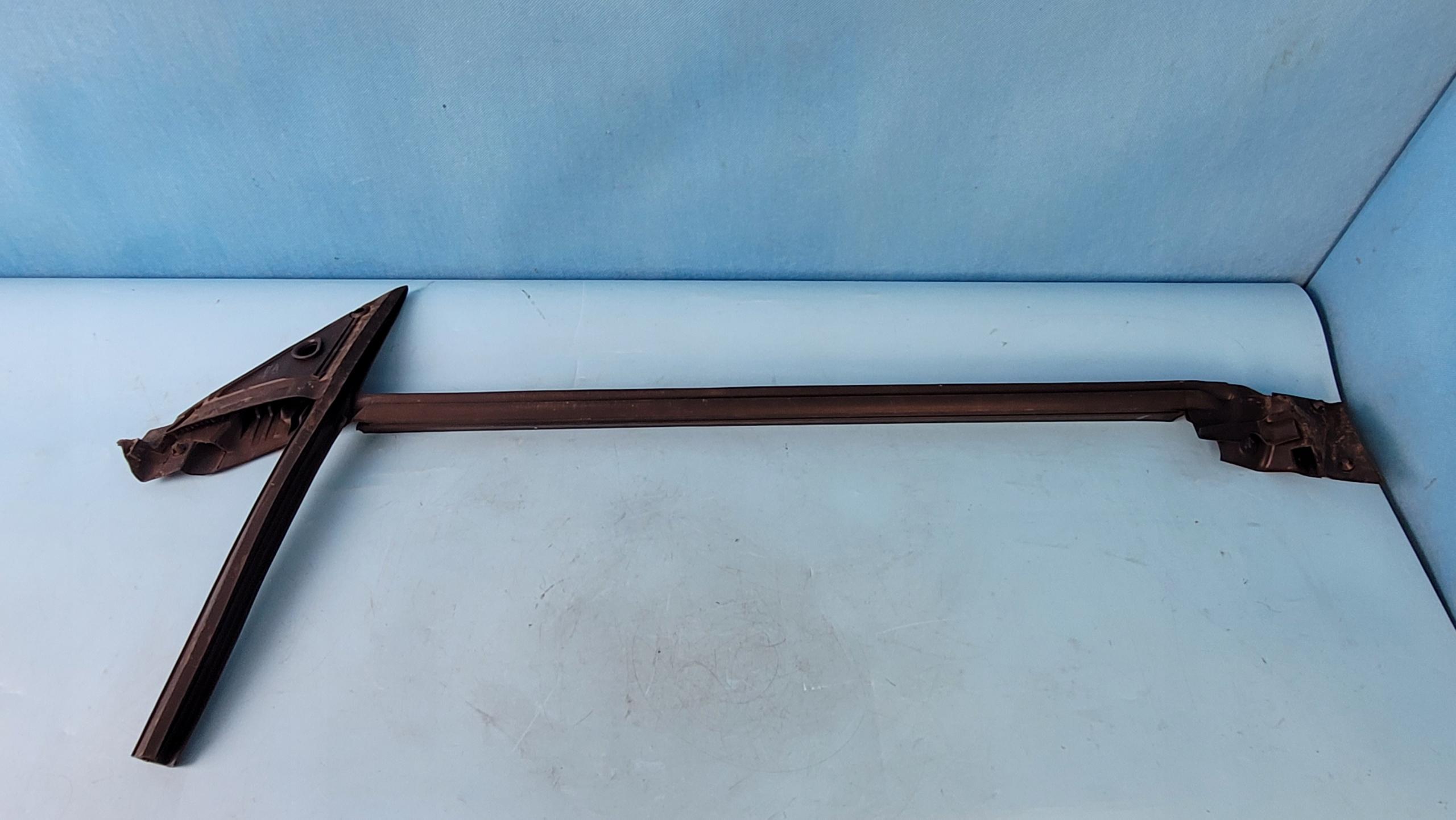 W118 CLA прокладка двери левая передняя A1187250300