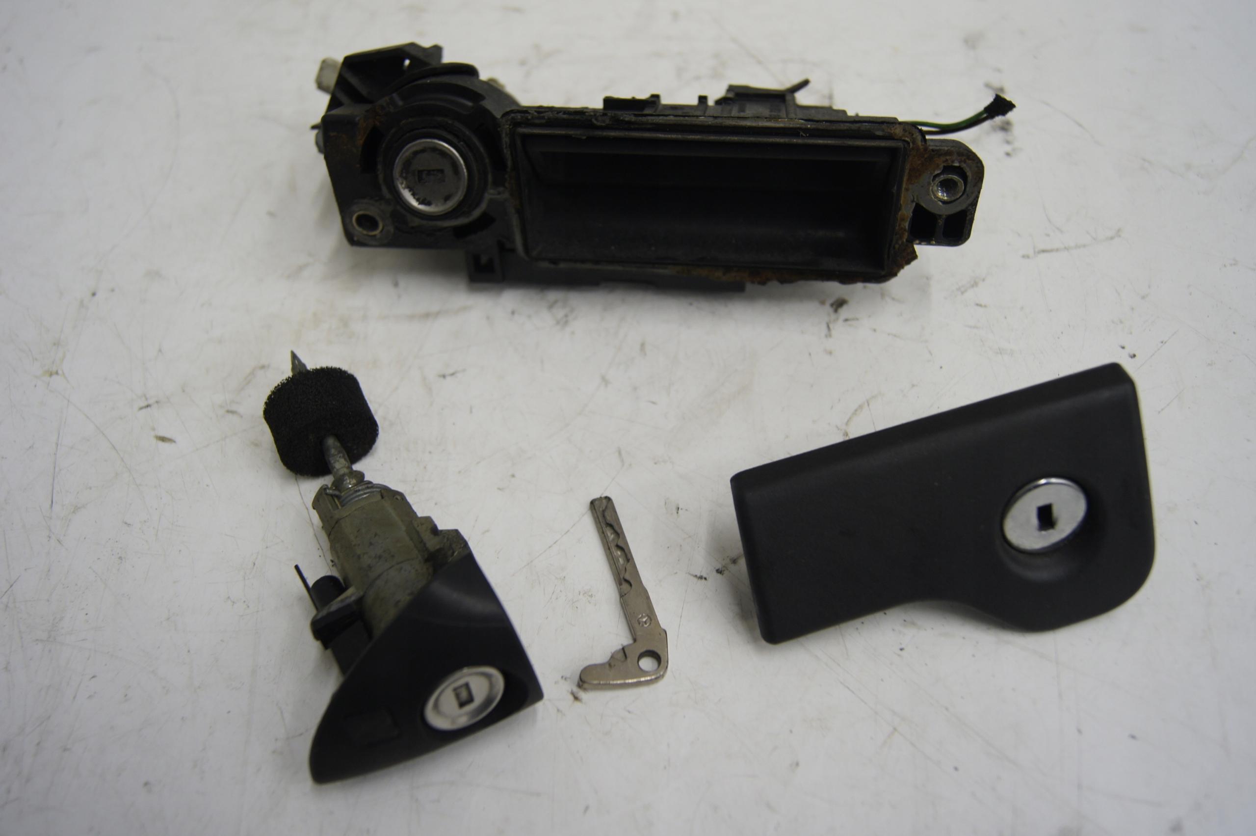 2037500093 - W203 вставка замка заслонки двери бардачка наконечник ключа