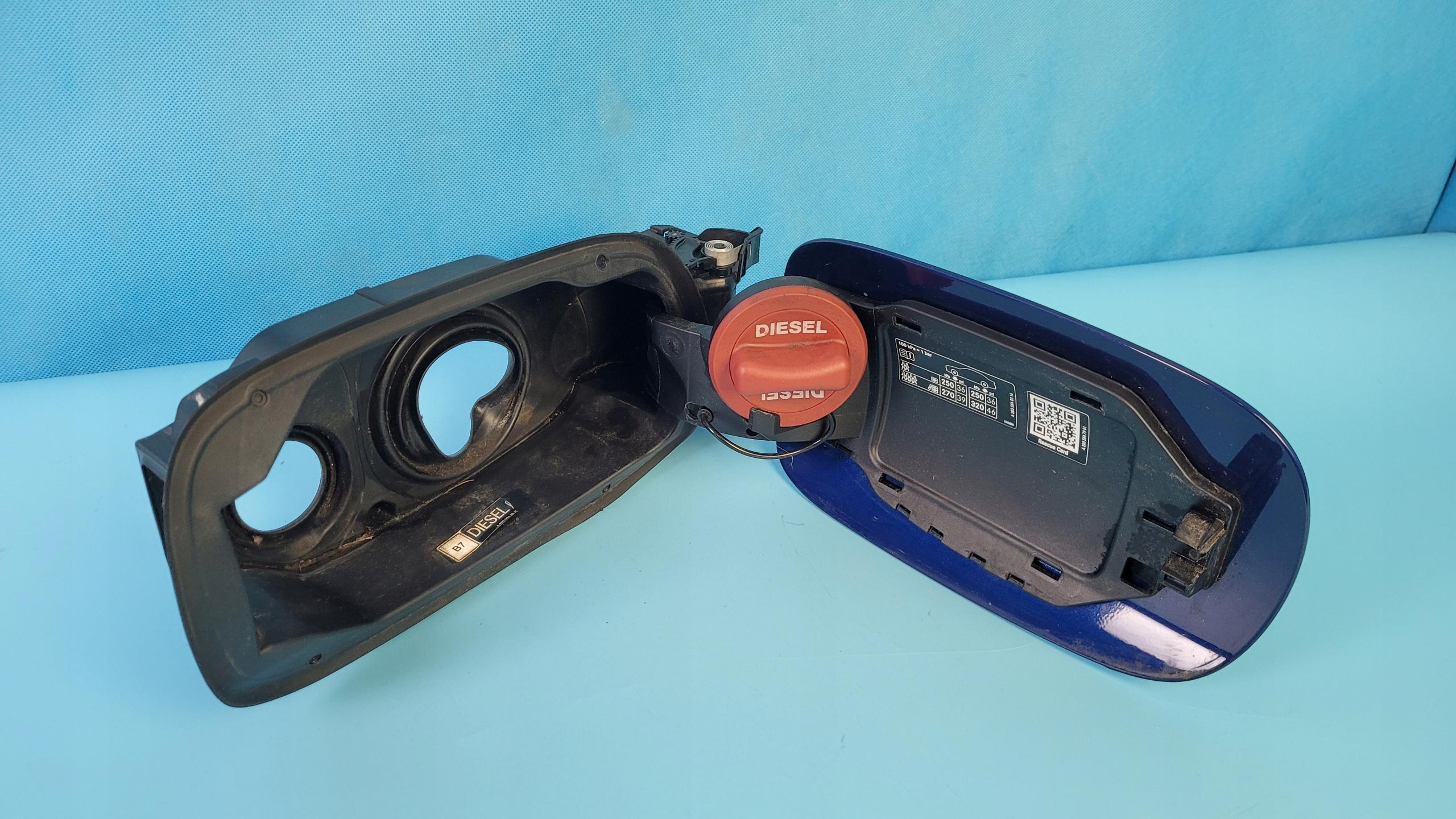 2056303104 - W205 C220 кришка паливні баки A2056303104