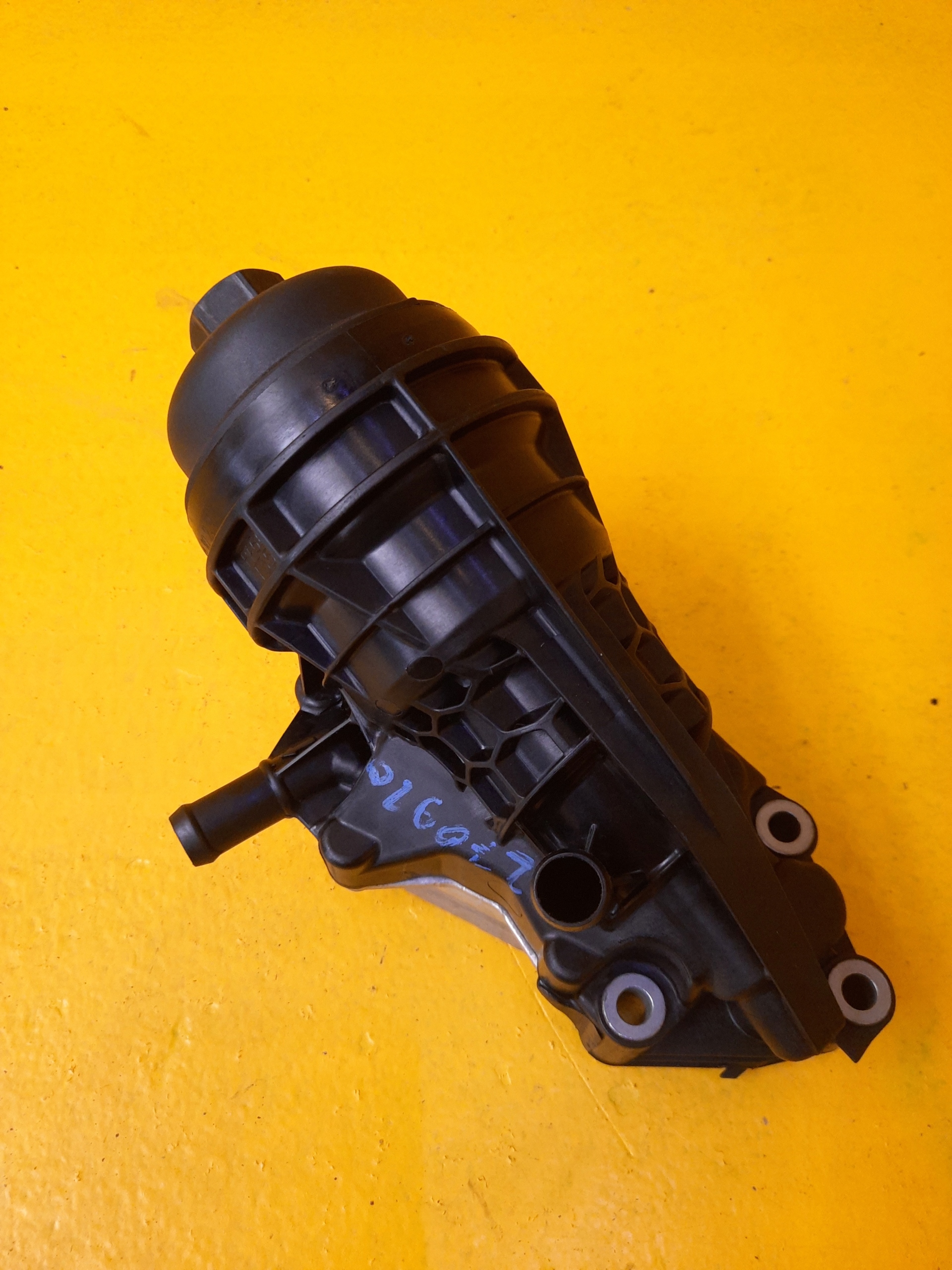 W246 1.6 CGI корпус масляного фильтра A2701800810