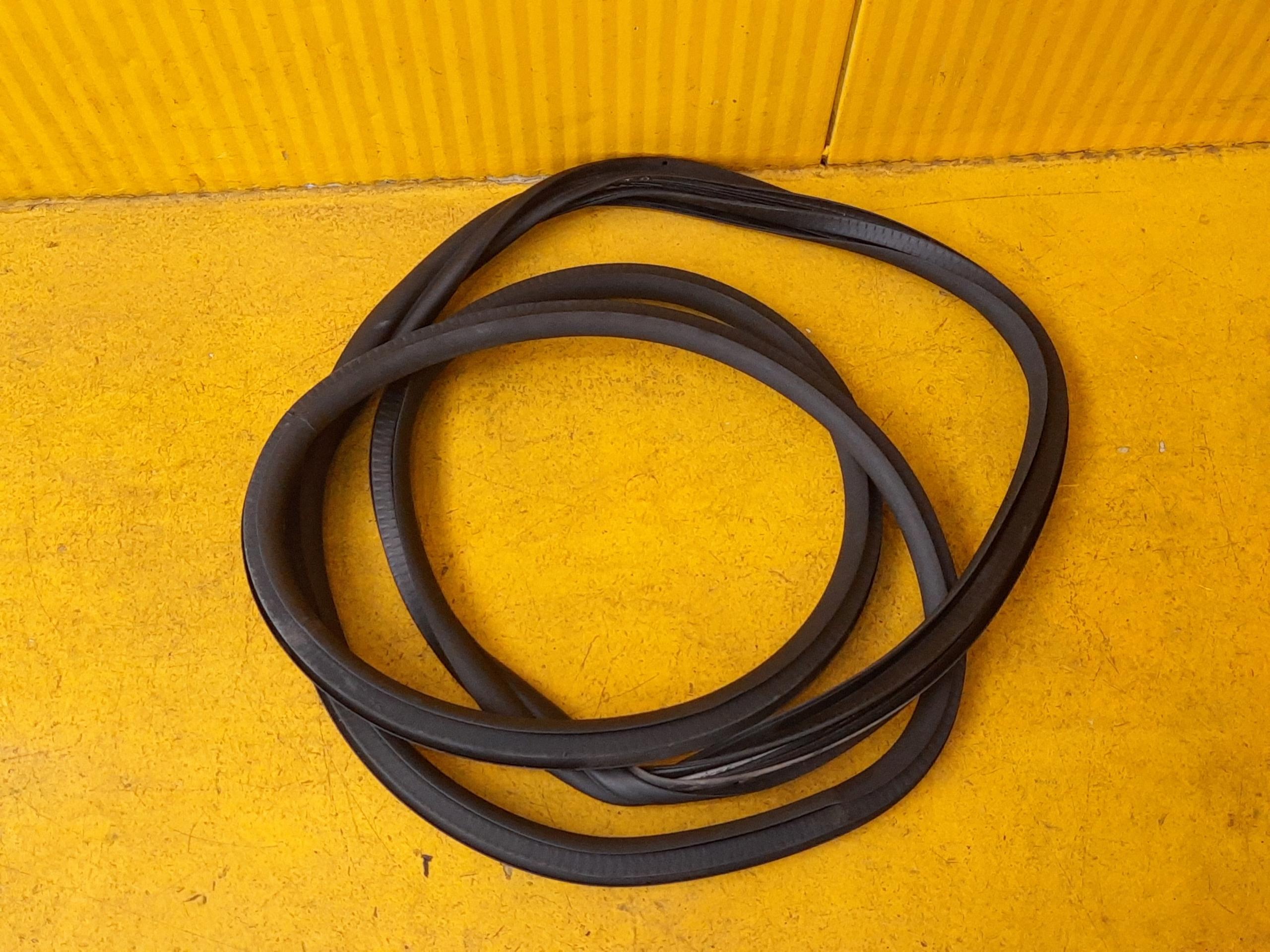 W447 уплотнение двери левый передний A4477210600