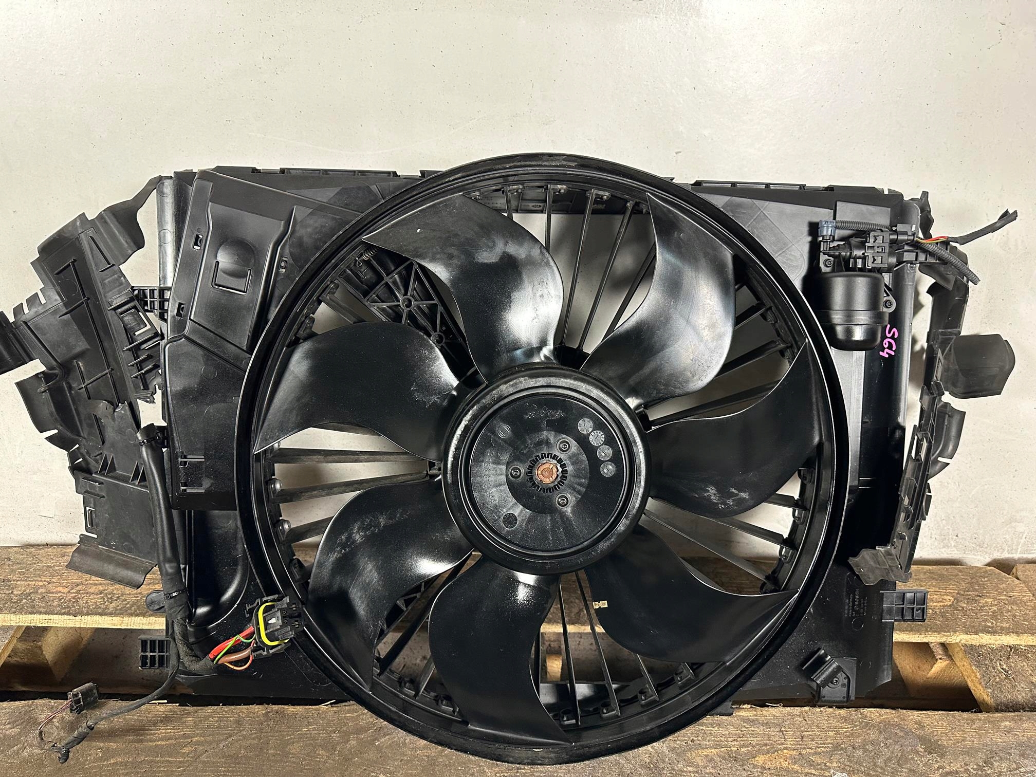 Вентилятор + Корпус MERCEDES C W204 A2045000393