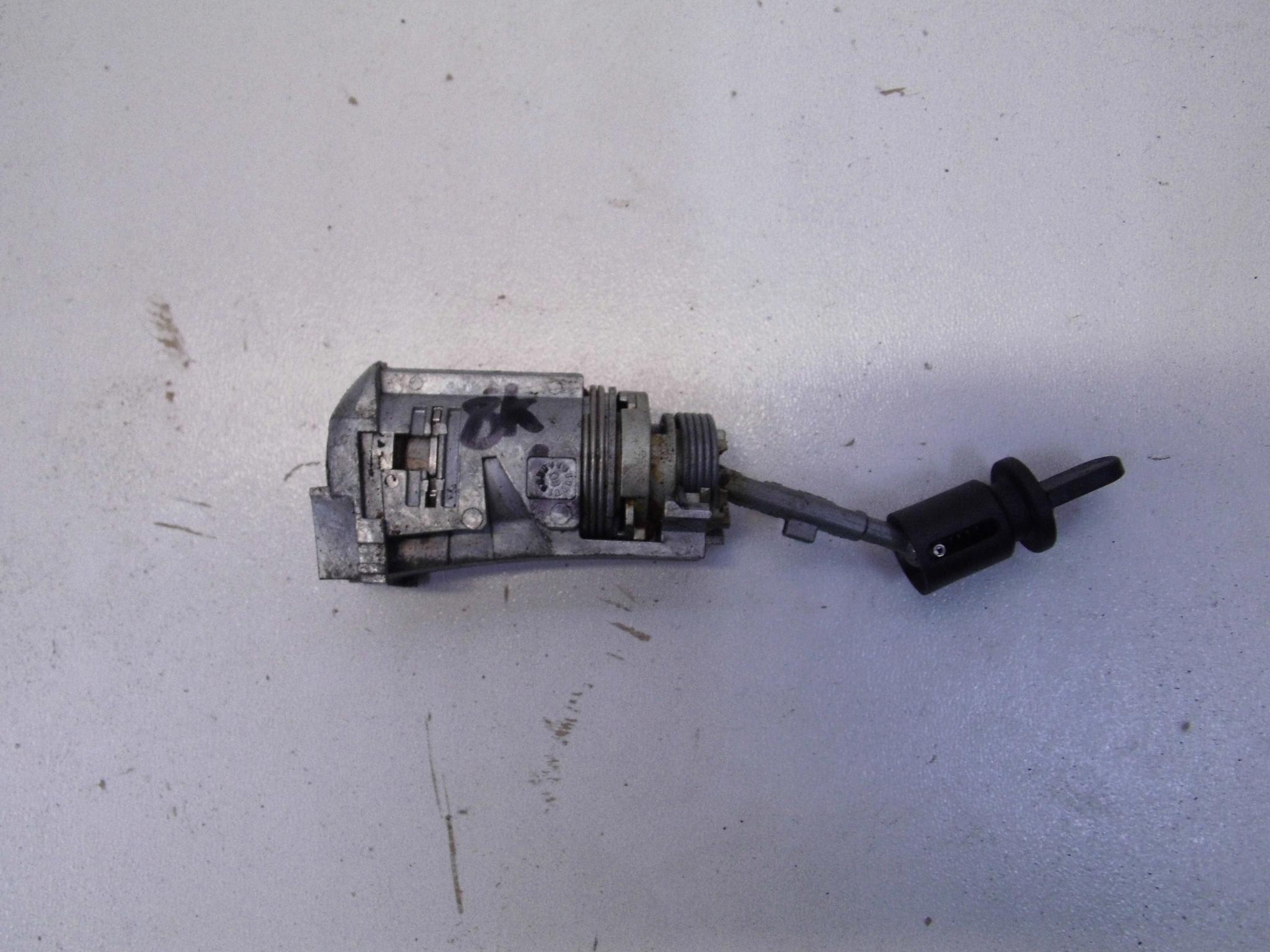 8T1837167 - Вставка плавця дверного замка AUDI A4 B8 A5 8T ліва