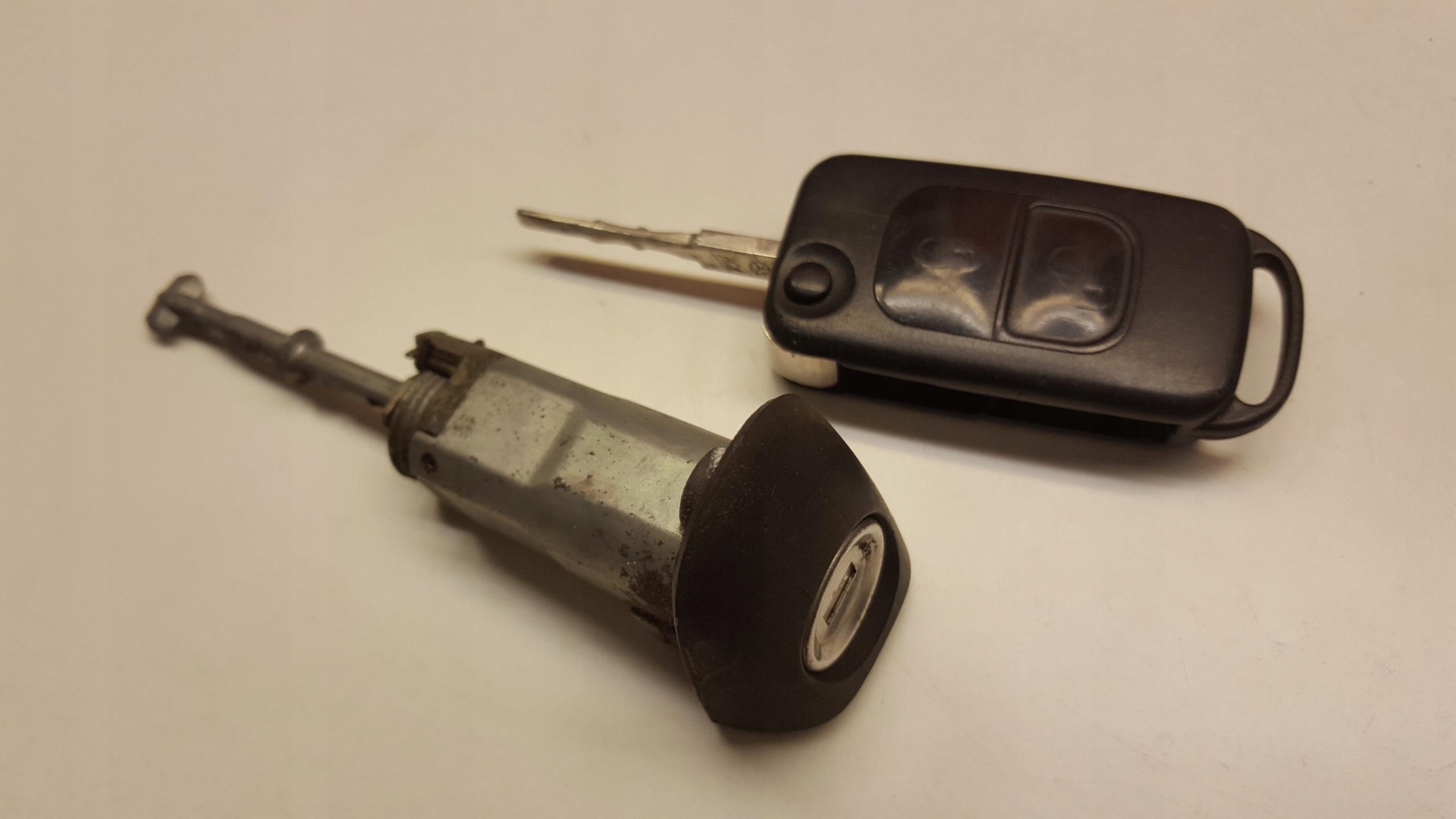 Вставка замка двери левый передний MERCEDES W168 + ключ