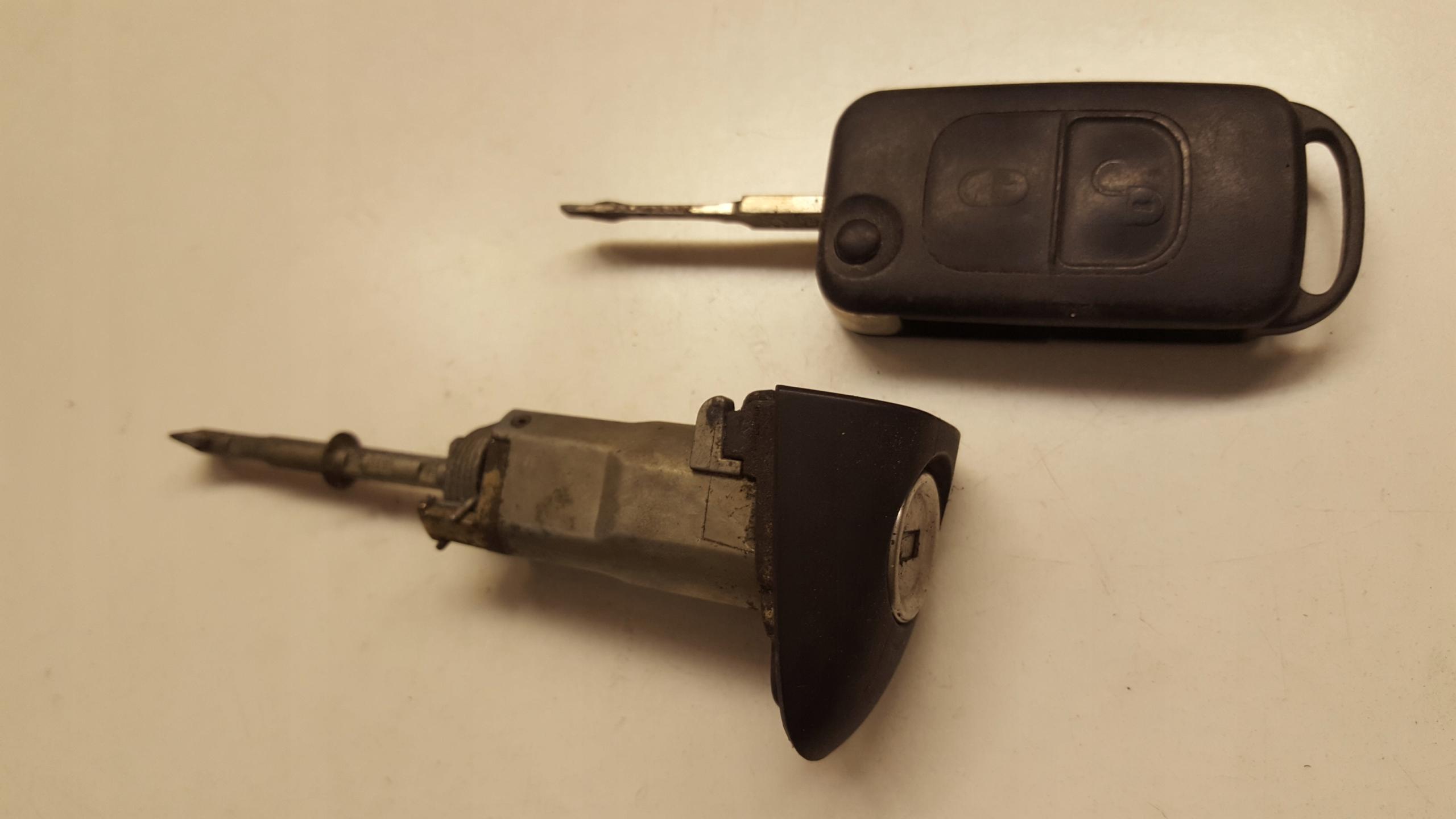 Вставка замка двери левый передний MERCEDES W168 + ключ