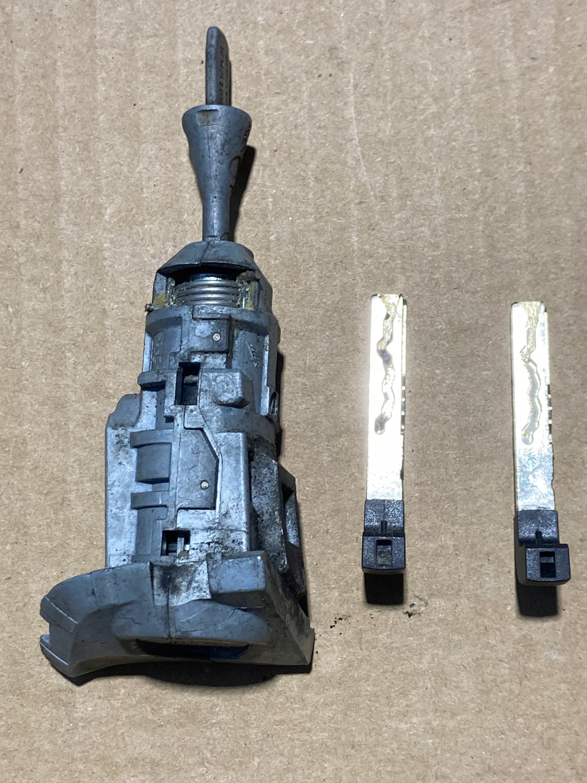 3G0837167B - Вставка замка двери левый передний VW PASSAT B8