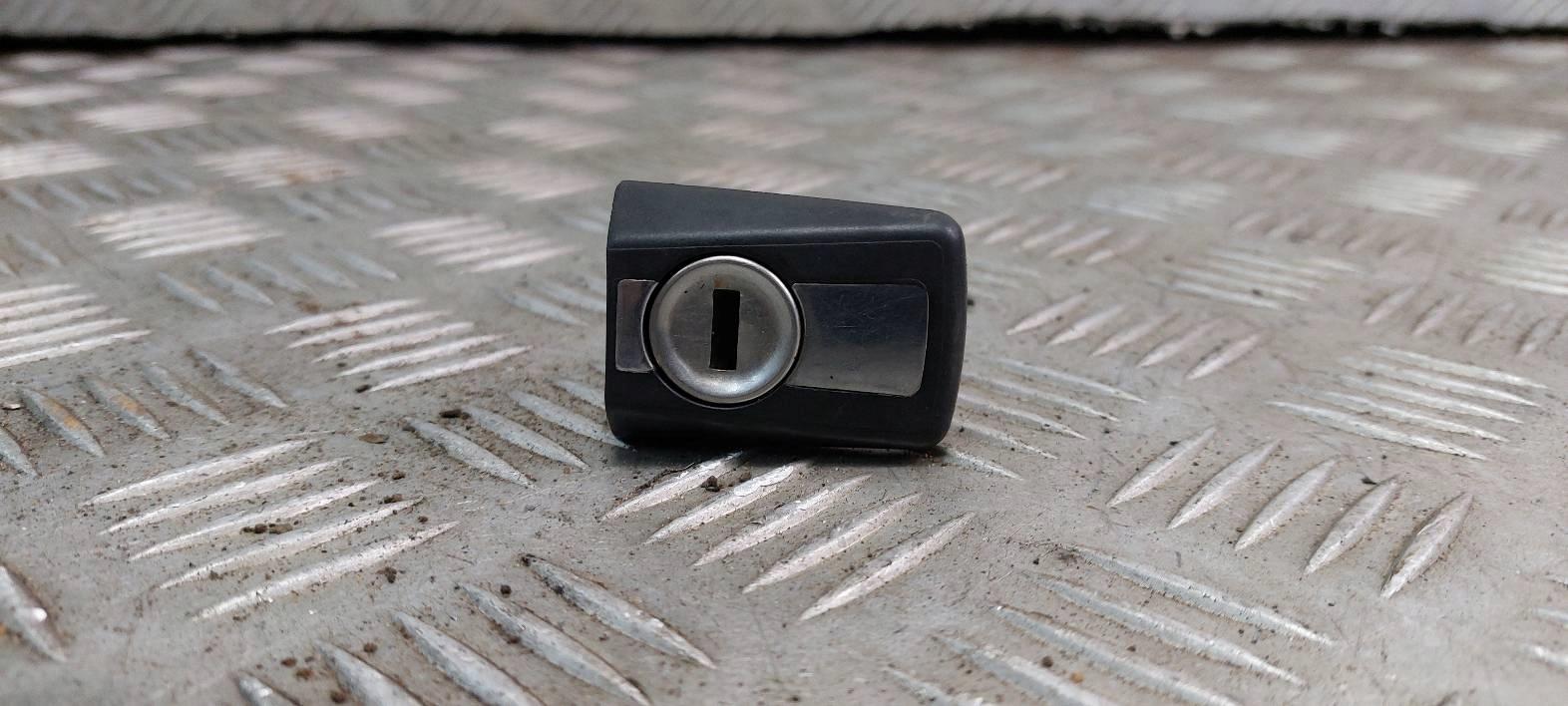 Вставка замка MERCEDES BENZ W124 E200