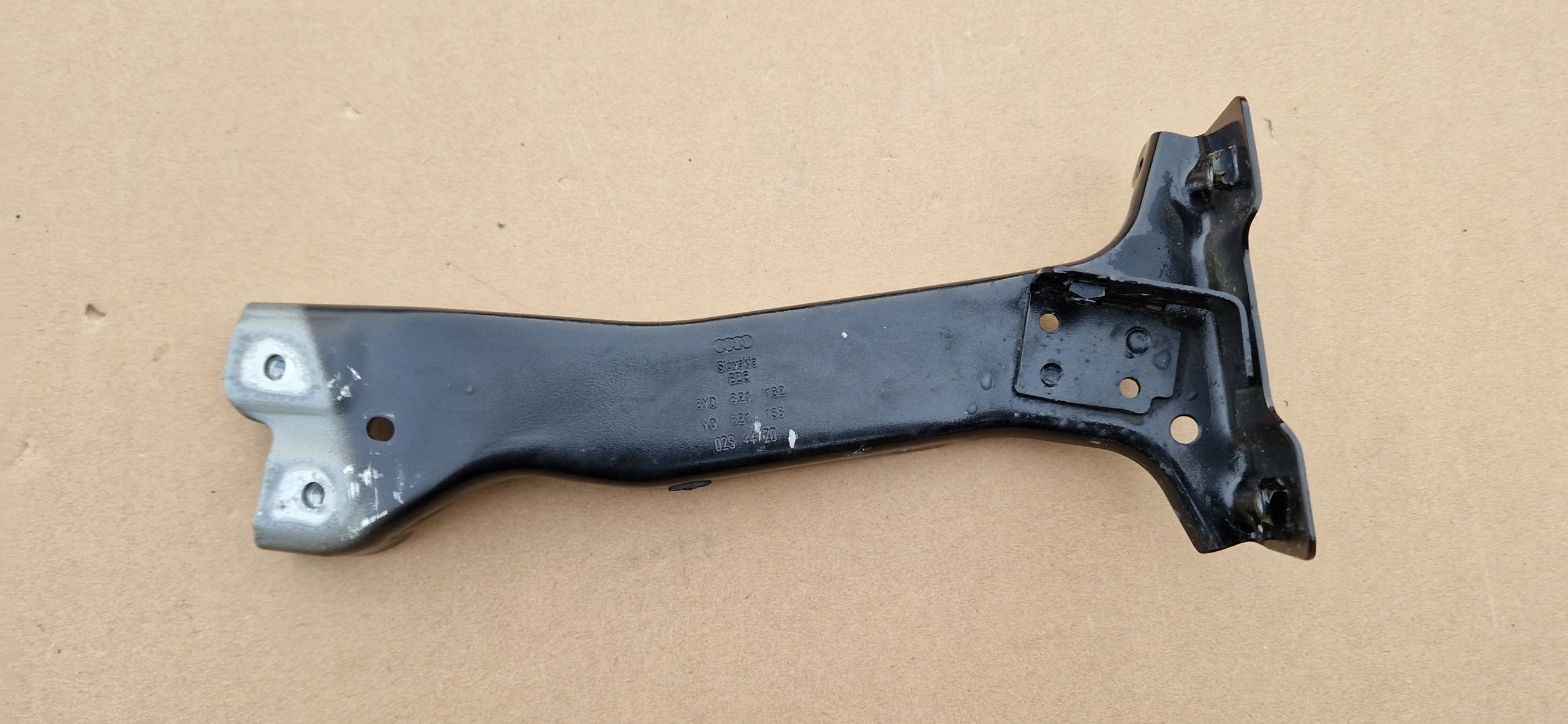 Кронштейн крила AUDI A3 S3 2019-LY9T 8Y0821182