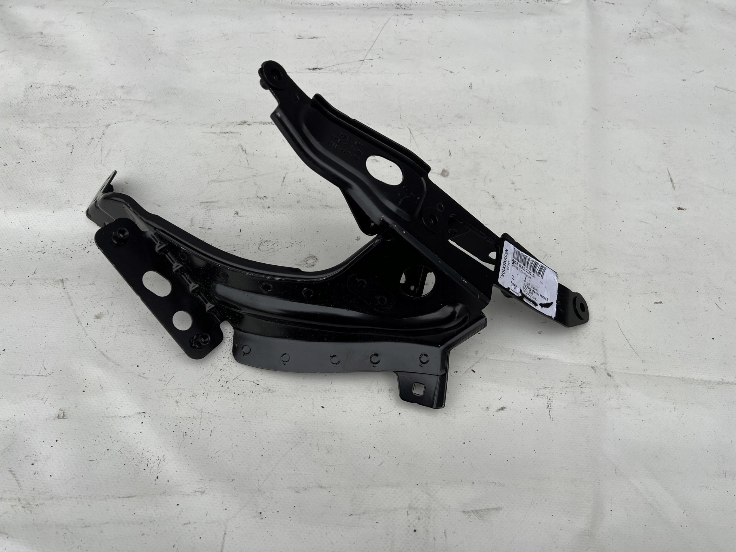 Кронштейн крыла левый AUDI A7 4K 4K8821131A