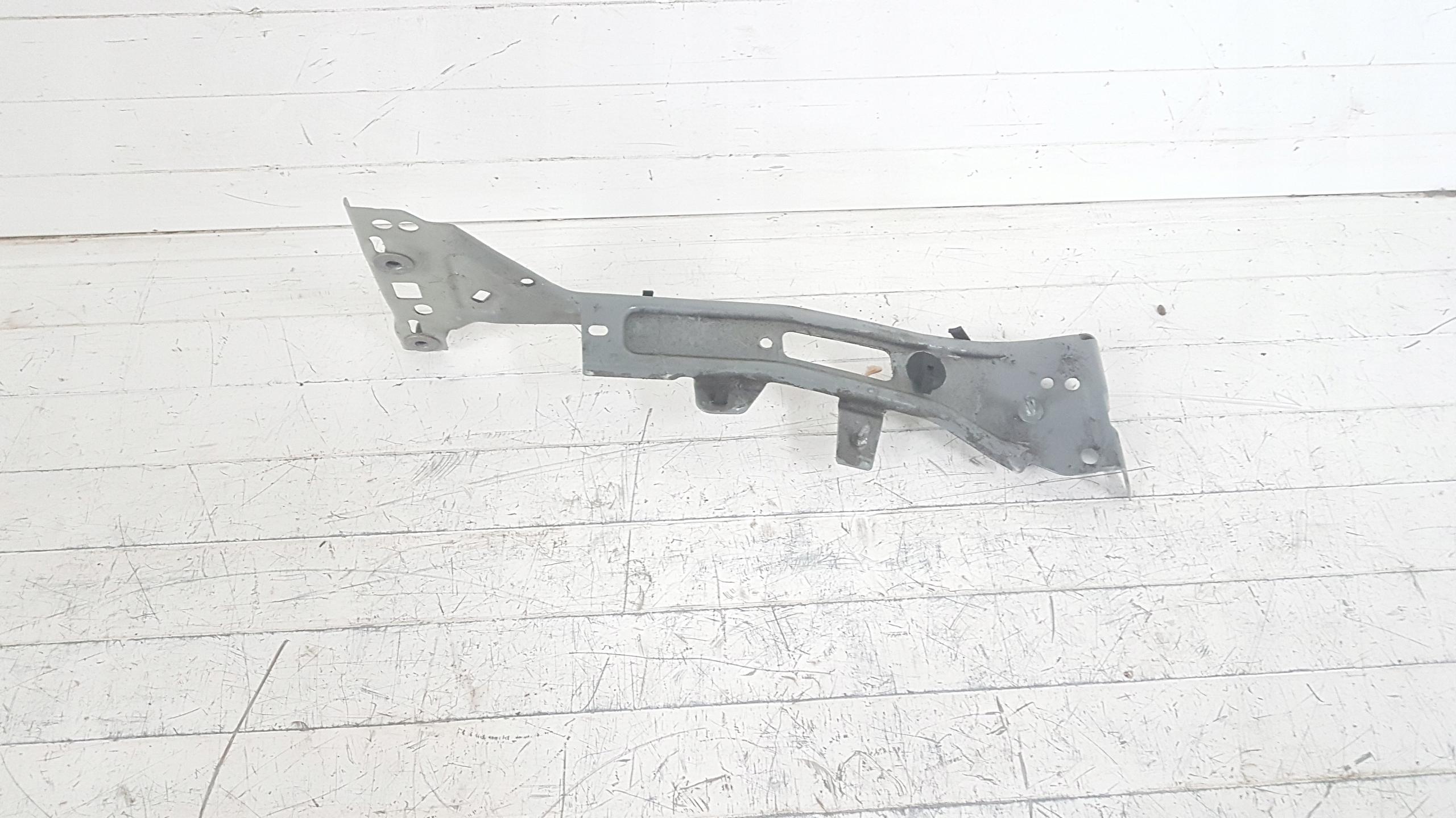 Кронштейн крила правий 8W0821136C AUDI A4 B9