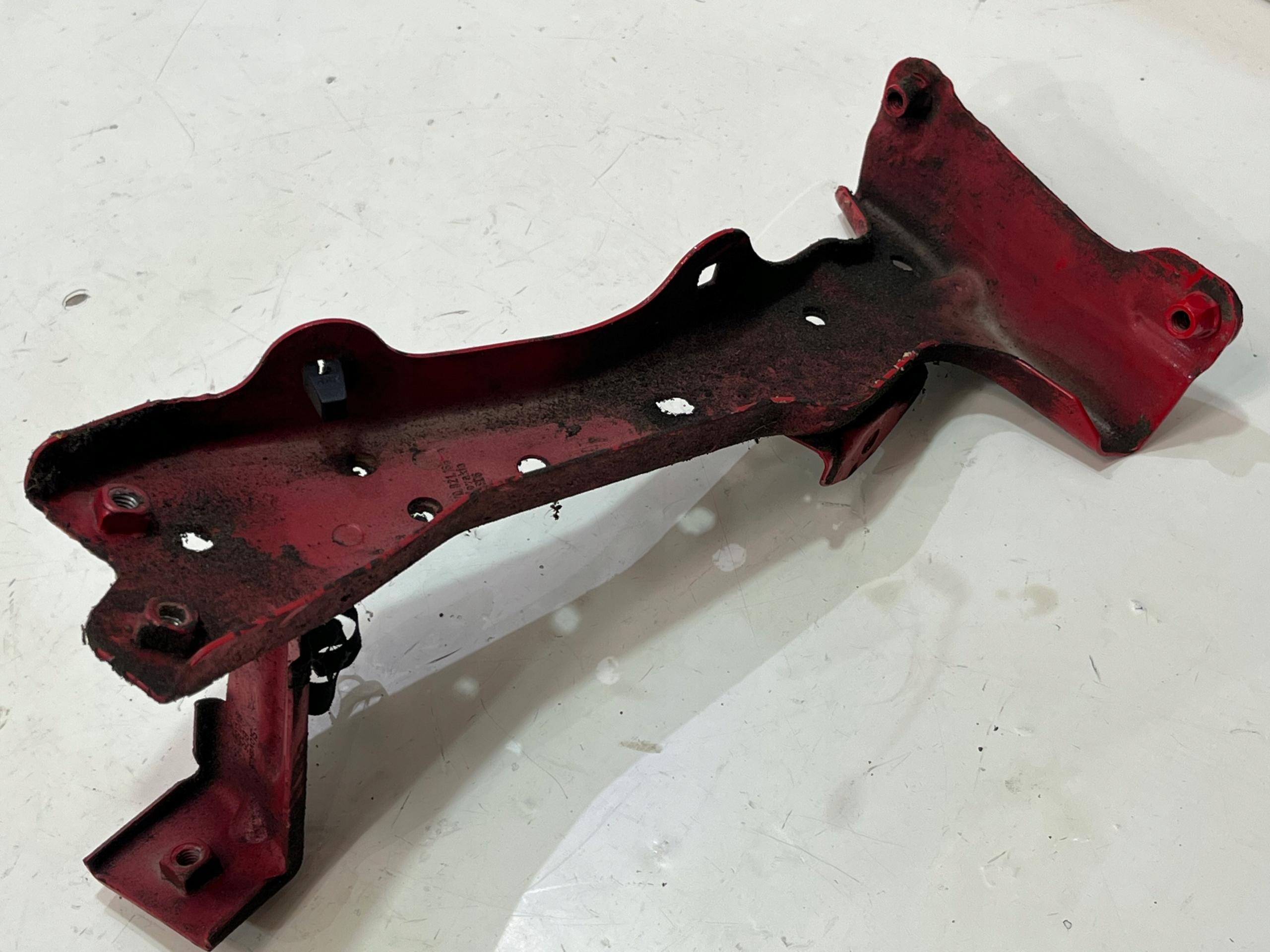 68475634065314,744 - Кронштейн крыла правый AUDI A3 8V 8V0821166A