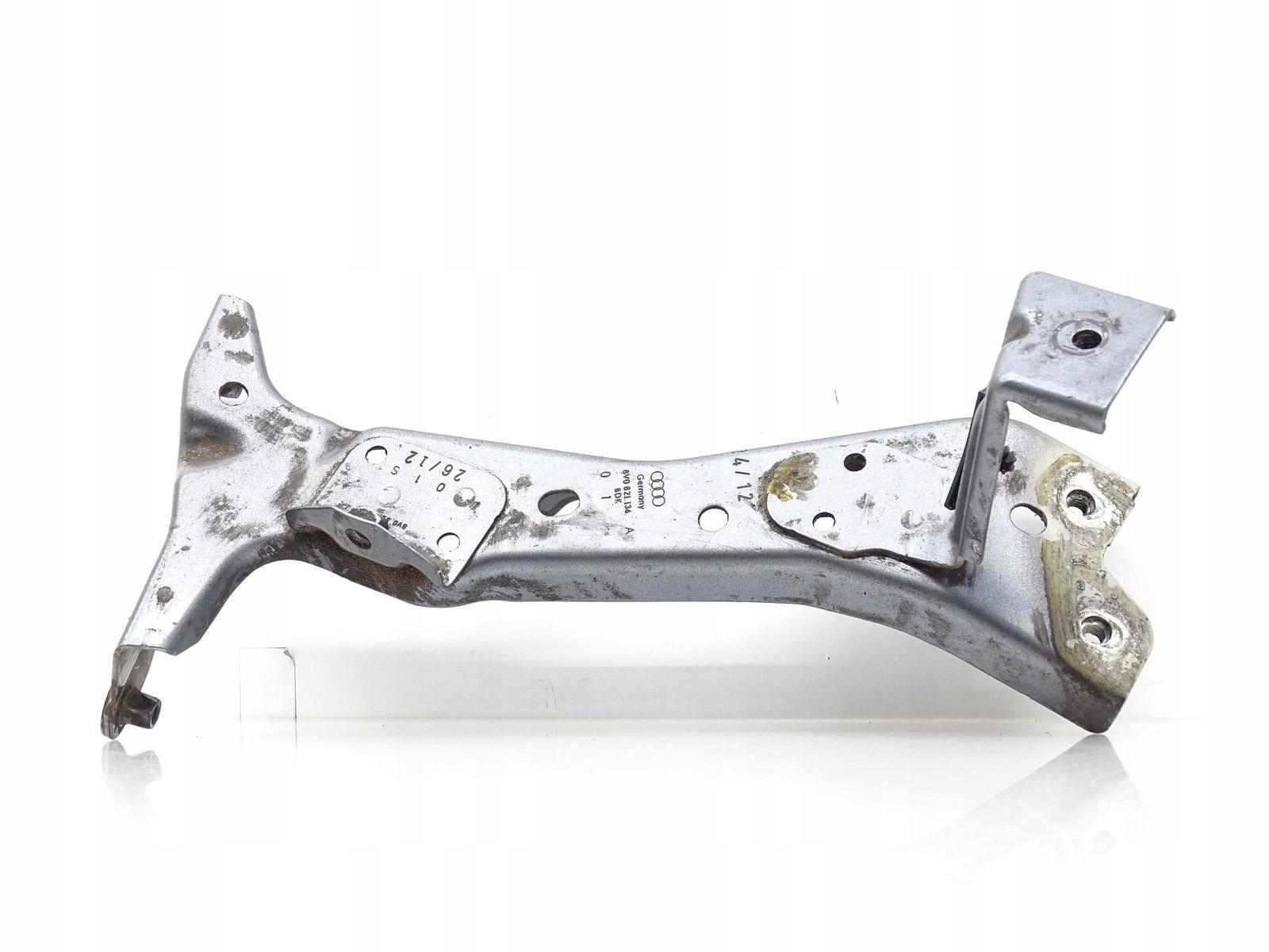 Кронштейн крыла правый AUDI A3 8V LX7R 8V0821136A