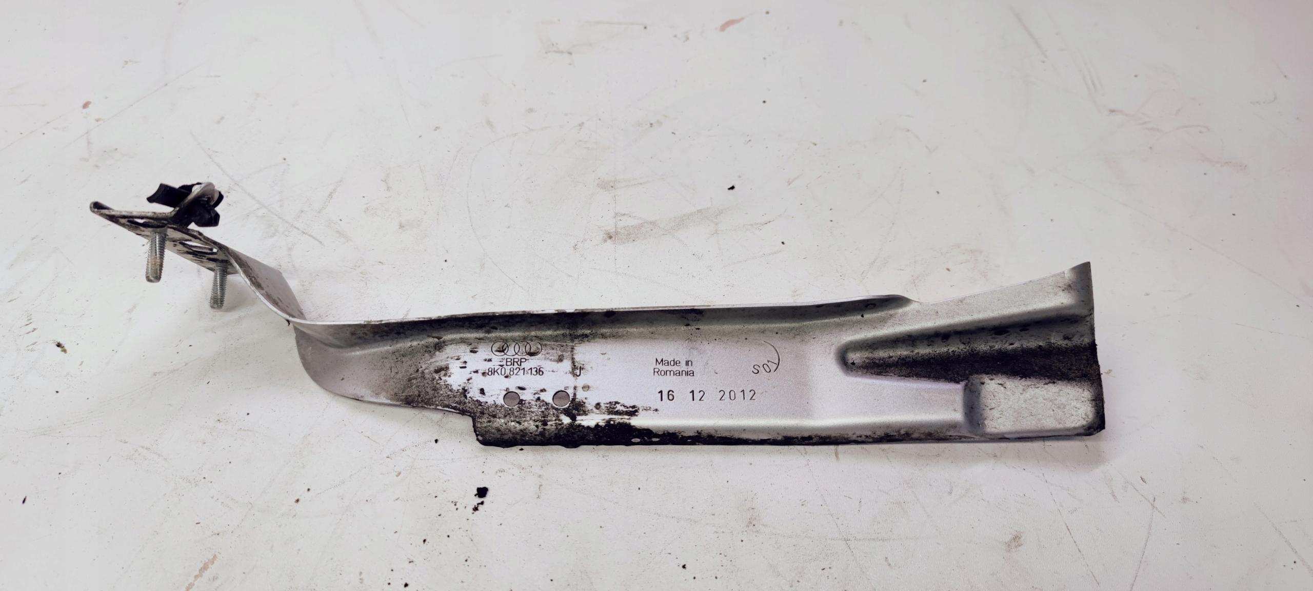 Кронштейн крила правий AUDI A4 B8 LIFT 8K0821136J