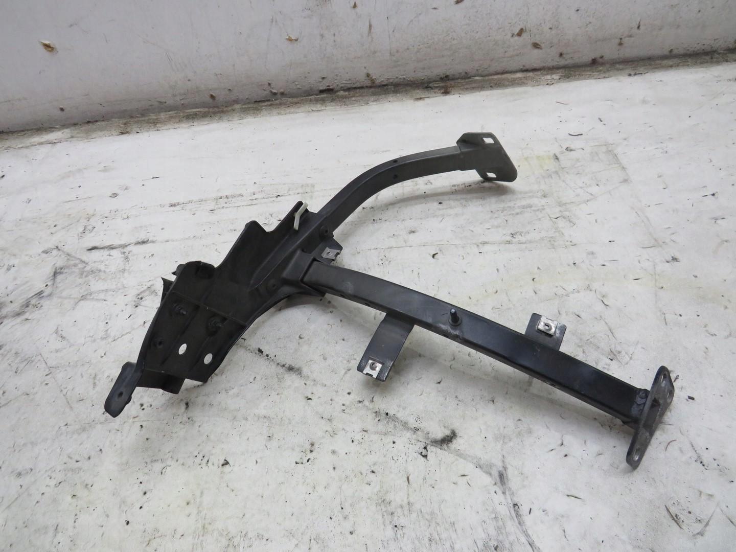 Кронштейн крыла правый AUDI A8 D4 4H 4H0821234