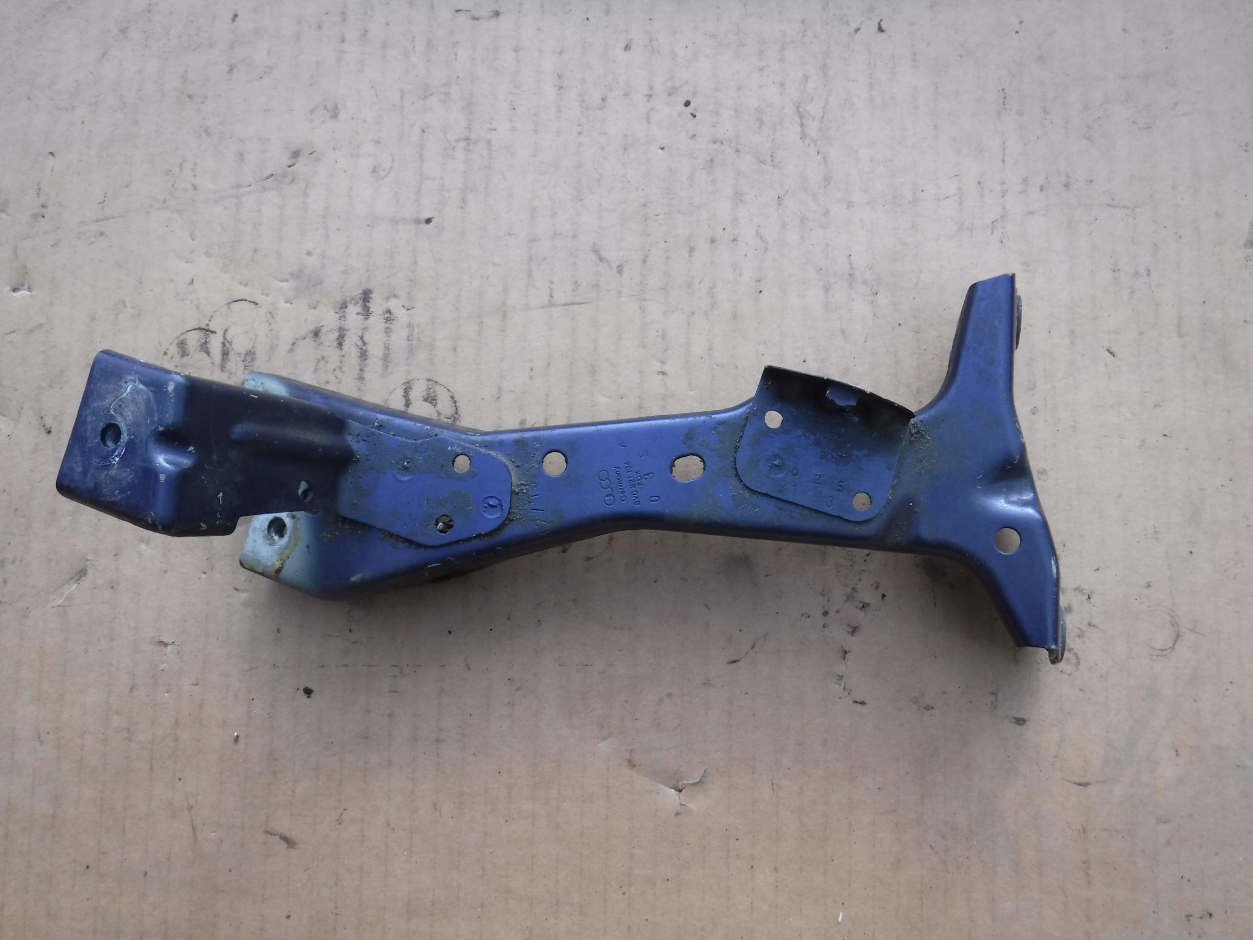 8V0821136A - Кронштейн крила Правий передній AUDI A3 8V