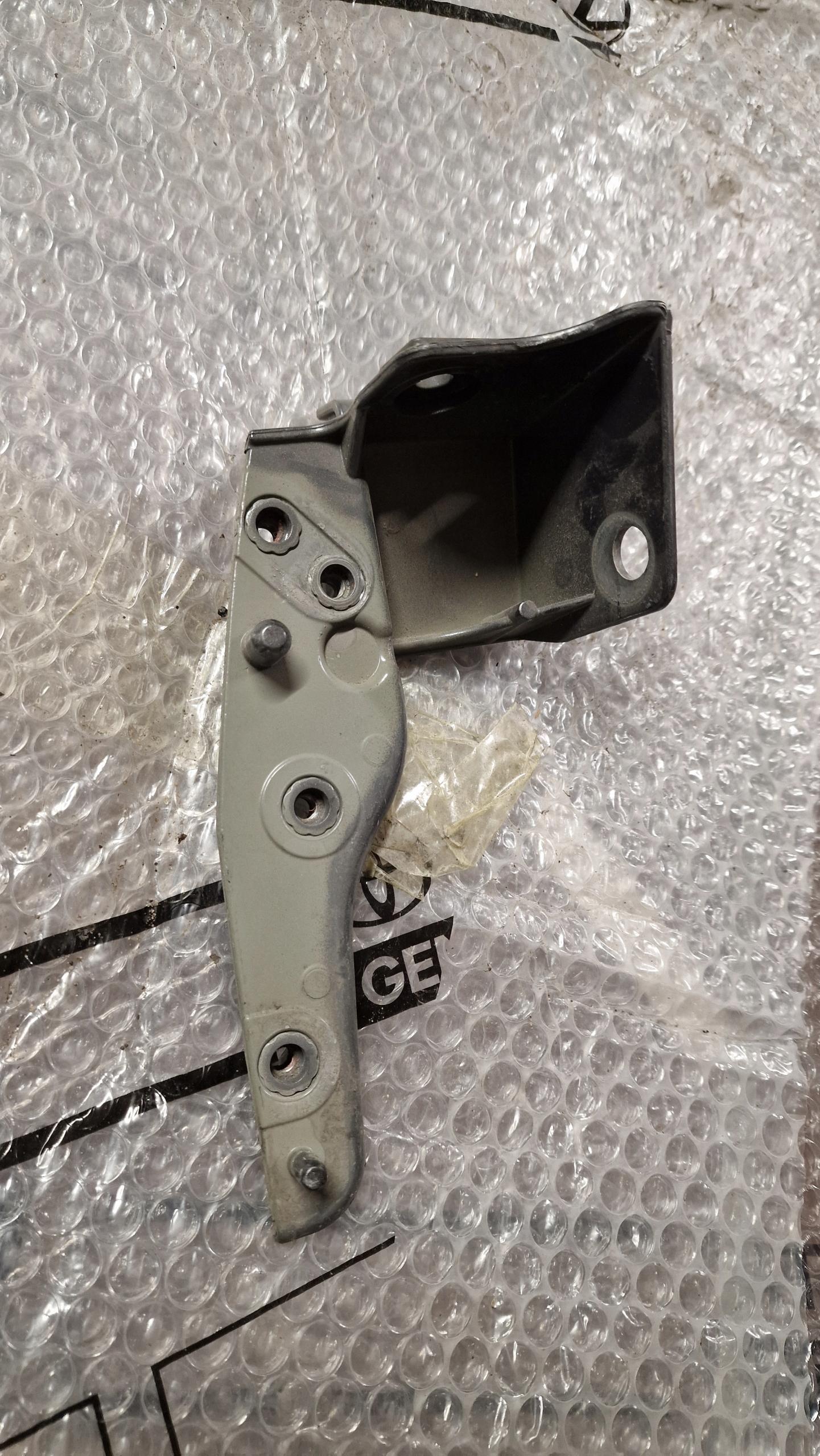 T4A15483 - Кронштейн крила правий x761 F-Pace кріплення