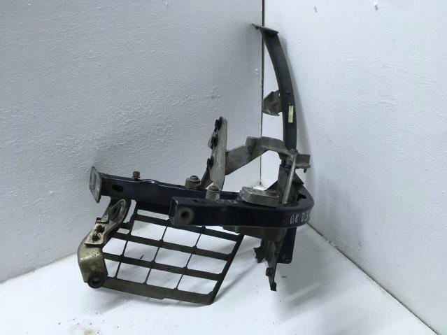 4E0821137E - Кронштейн крепление крыла левое AUDI A8 D3 02-08