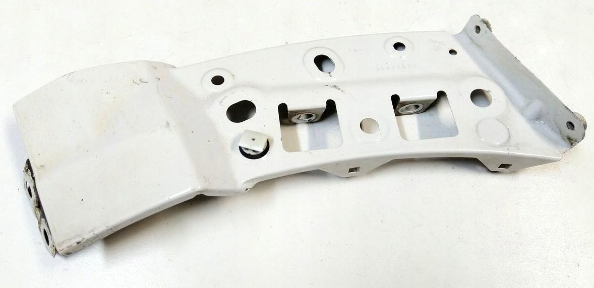 7C0821110 - КРОНШТЕЙН КРІПЛЕННЯ КРИЛА ПРАВЕ VW CRAFTER 17-