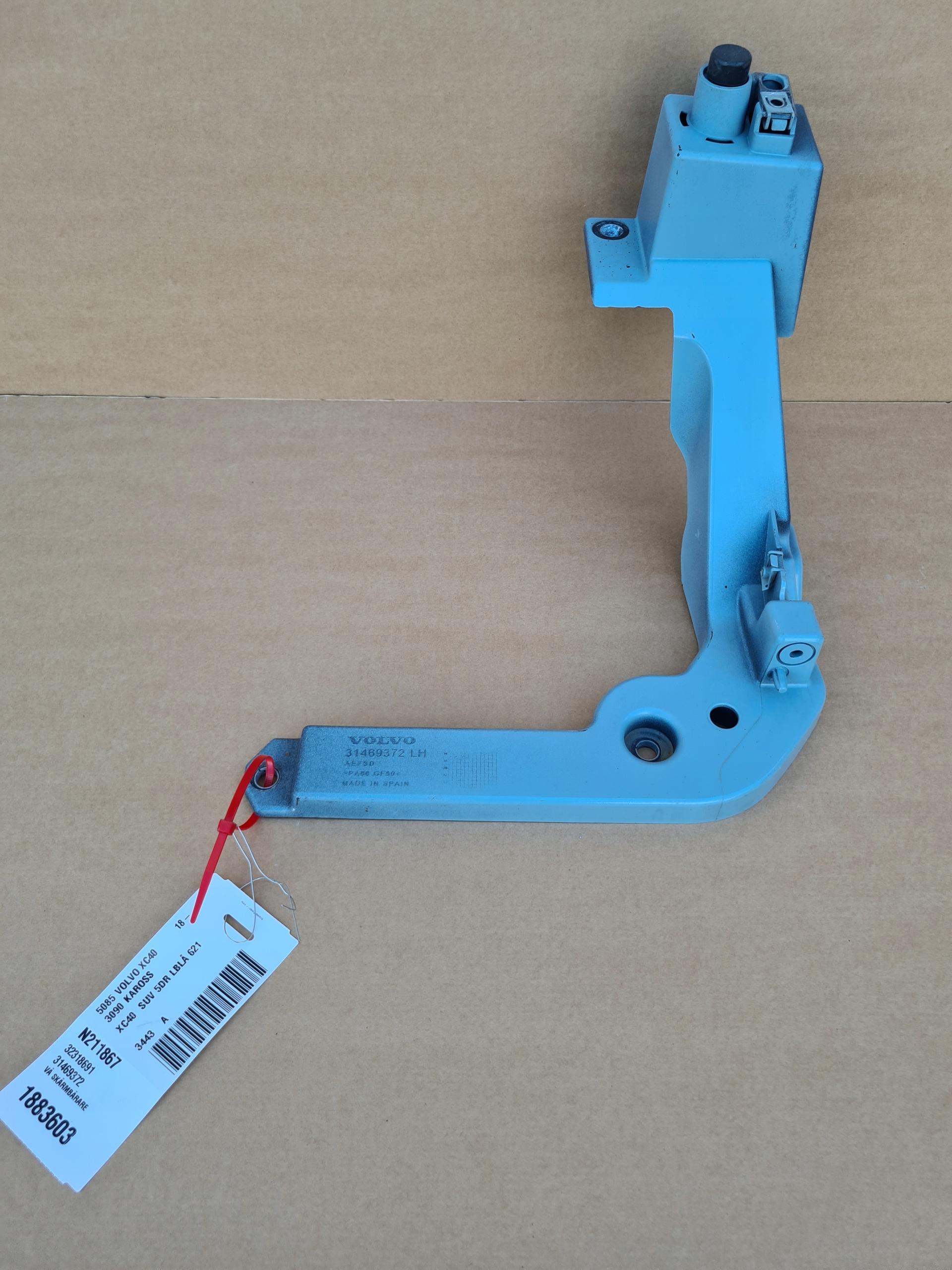 7813 32318691 - Кронштейн окуляр кріплення крила XC40 C40 621