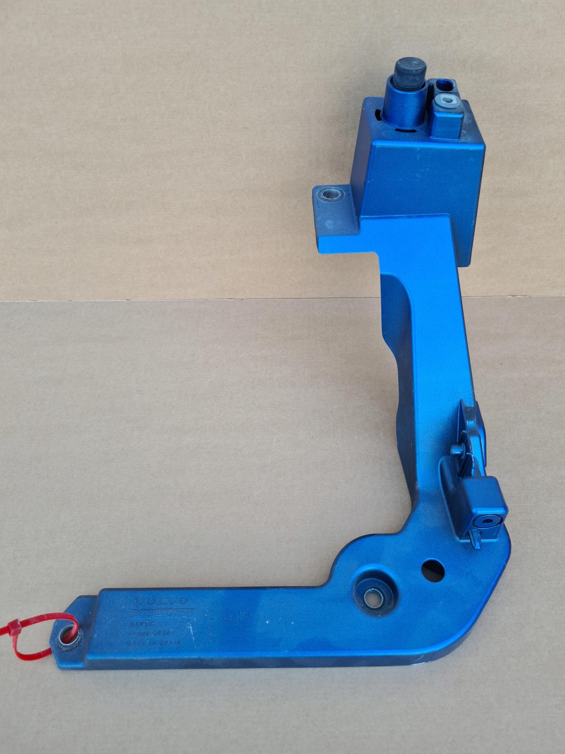 0670 32318691 - Кронштейн окуляр кріплення крила XC40 C40 720