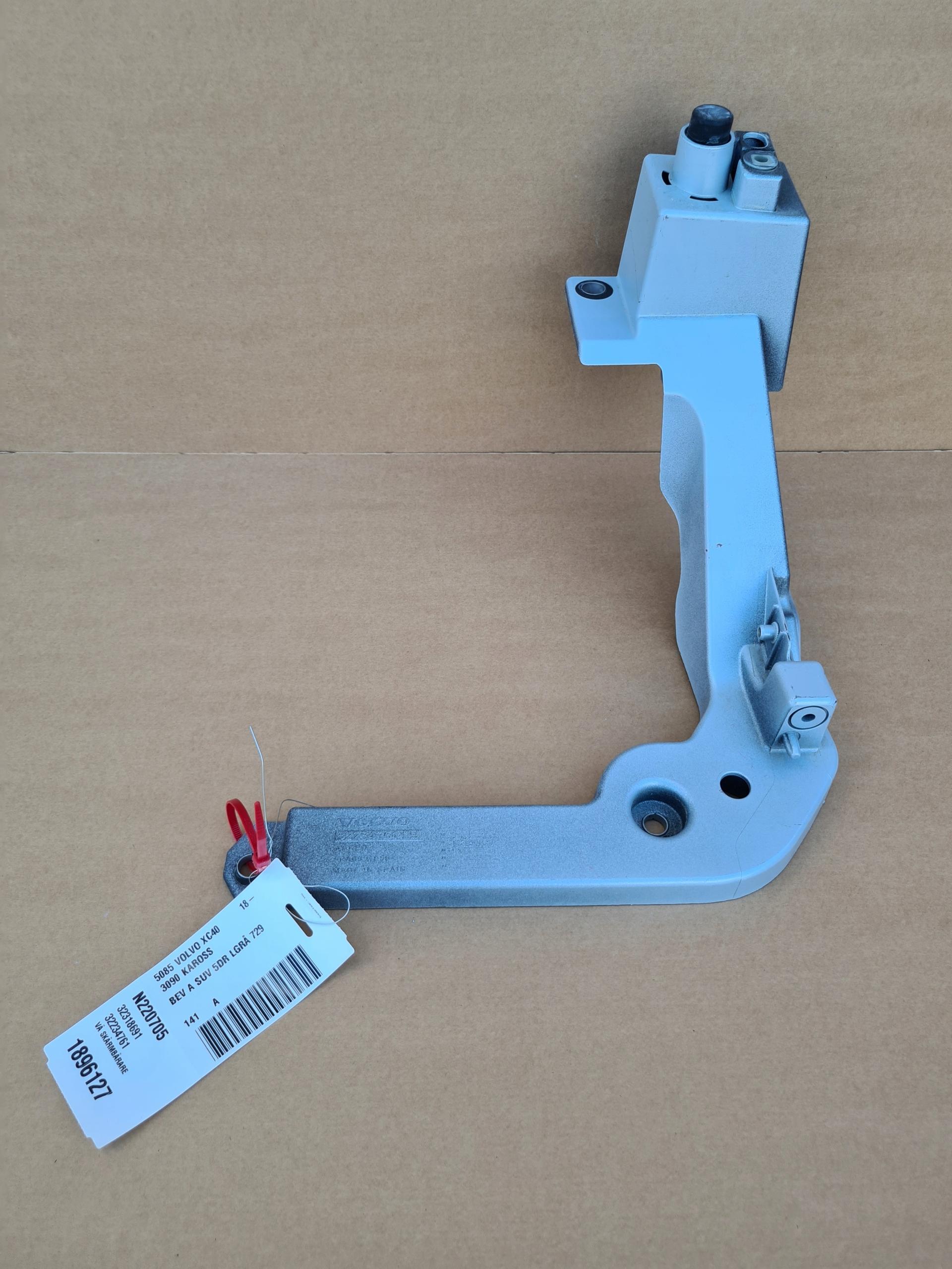 0369 32318691 - Кронштейн окуляр кріплення крила XC40 C40 729