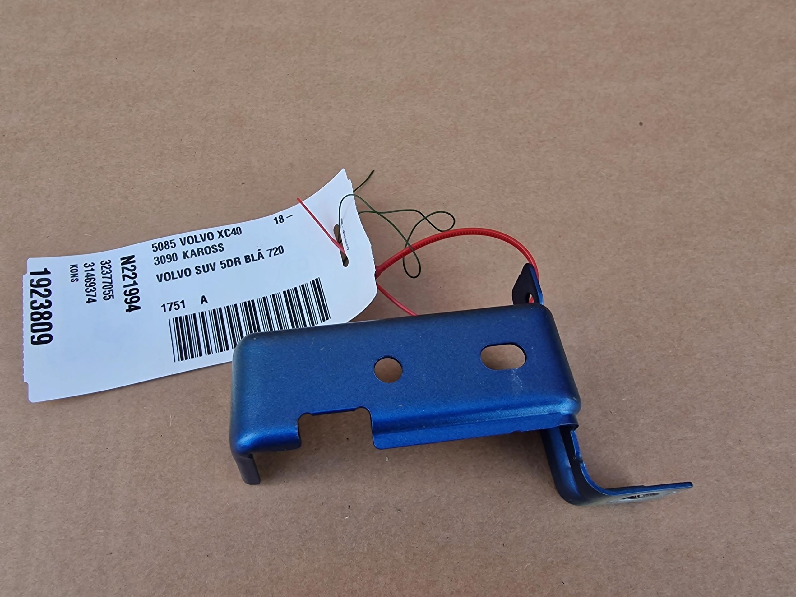 314.693.74 31469374 - КРОНШТЕЙН ДЕРЖАТЕЛЬ БРЫЗГОВИКА VOLVO XC40