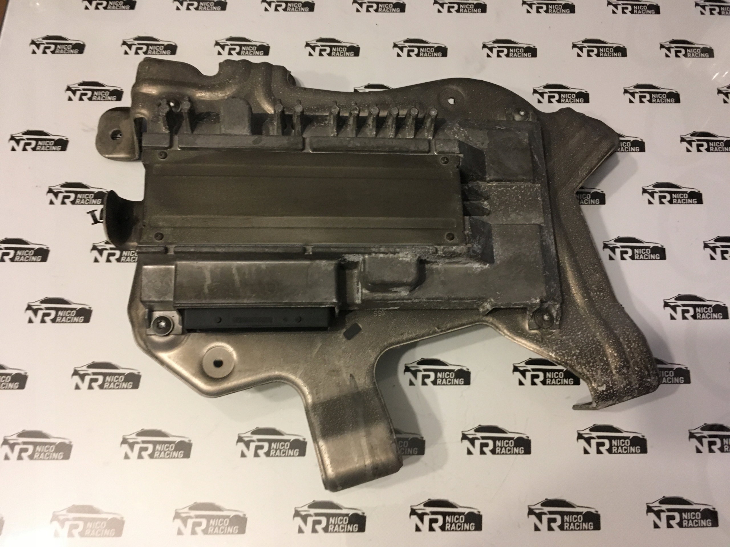 Усилитель Audi A6 A7 A8 4N0035223 кронштейн