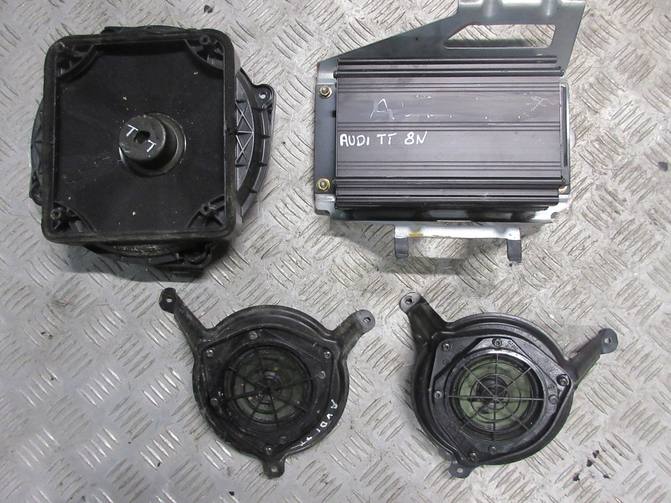 8N7035223 8N7 - УСИЛИТЕЛЬ КОЛОНКИ BOSE AUDI TT 8N CABRIO