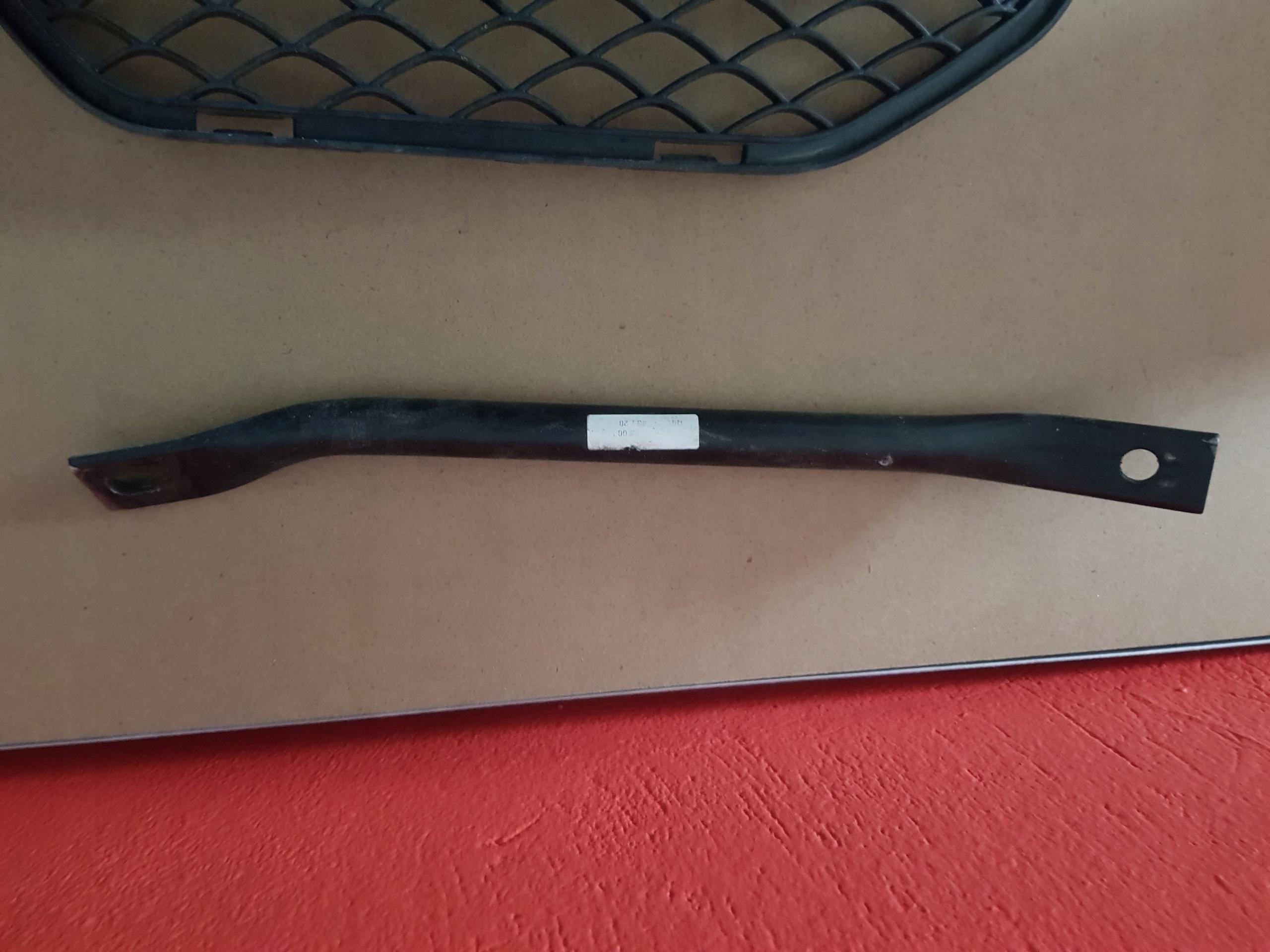 Усиление рамы радиатора слева w463