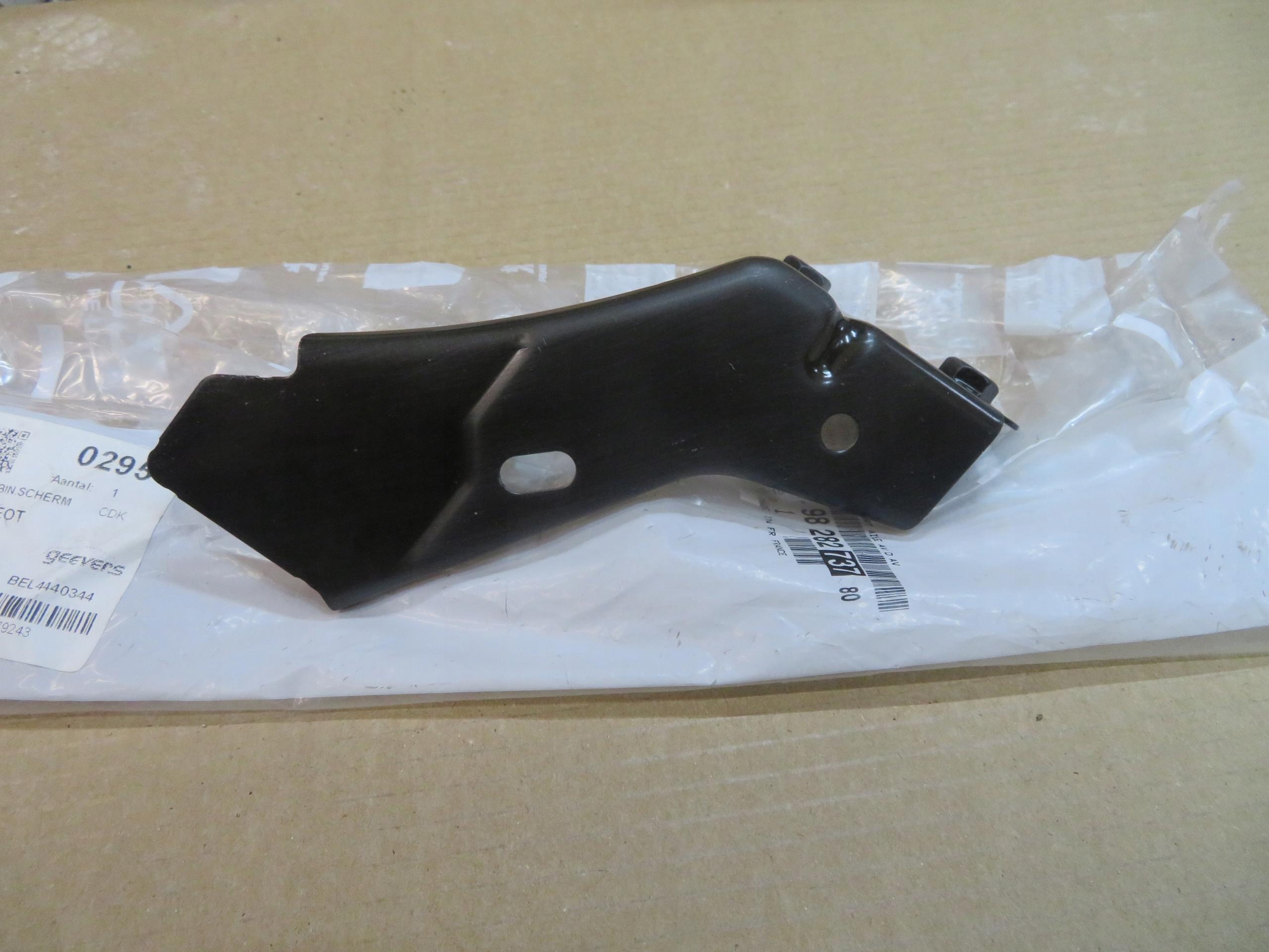 9828273780 - Кронштейн крыла нижний правый передний PEUGEOT 208