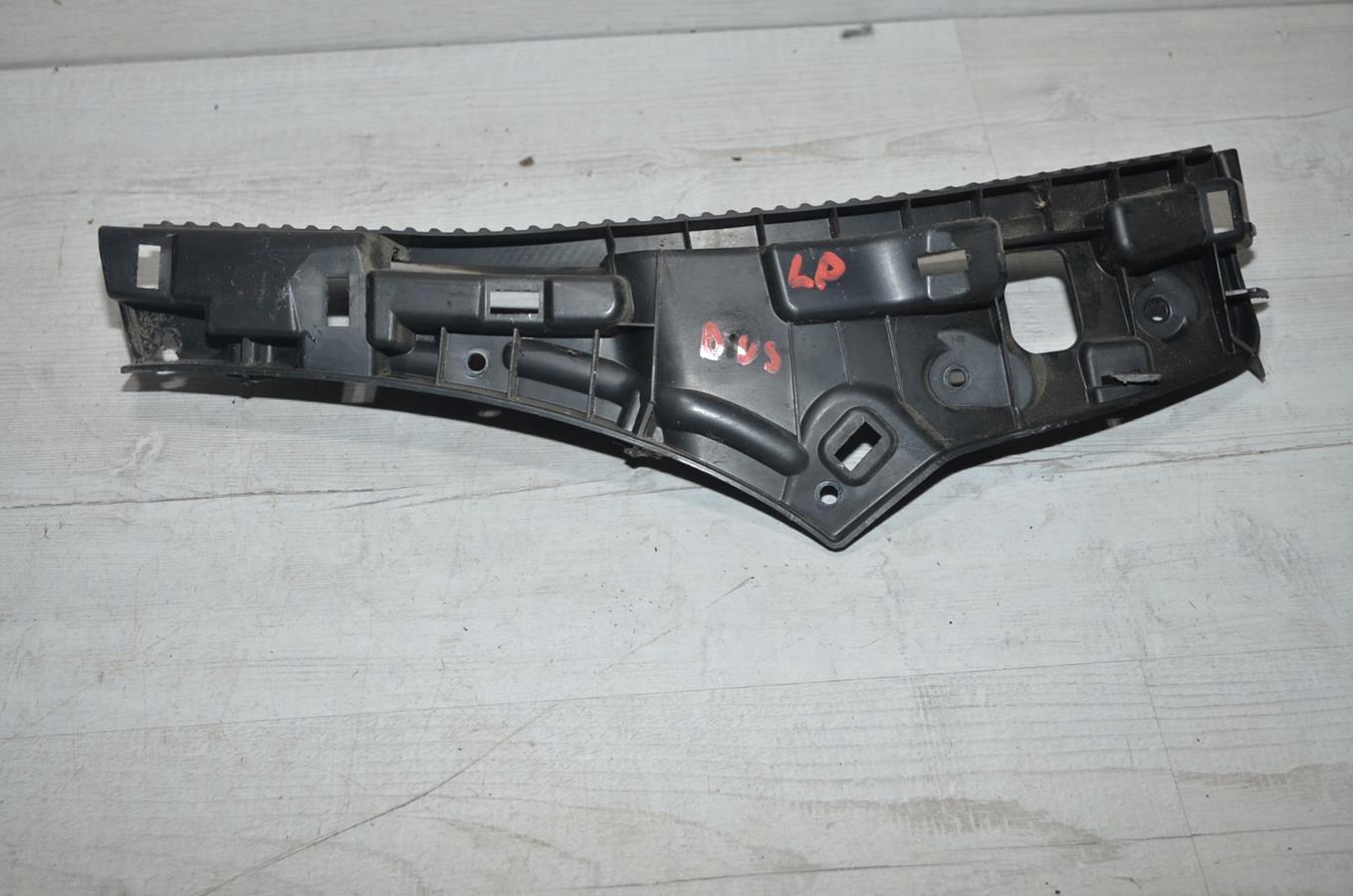 638A80023R - Кронштейн крыла левый Dacia Duster II 18R