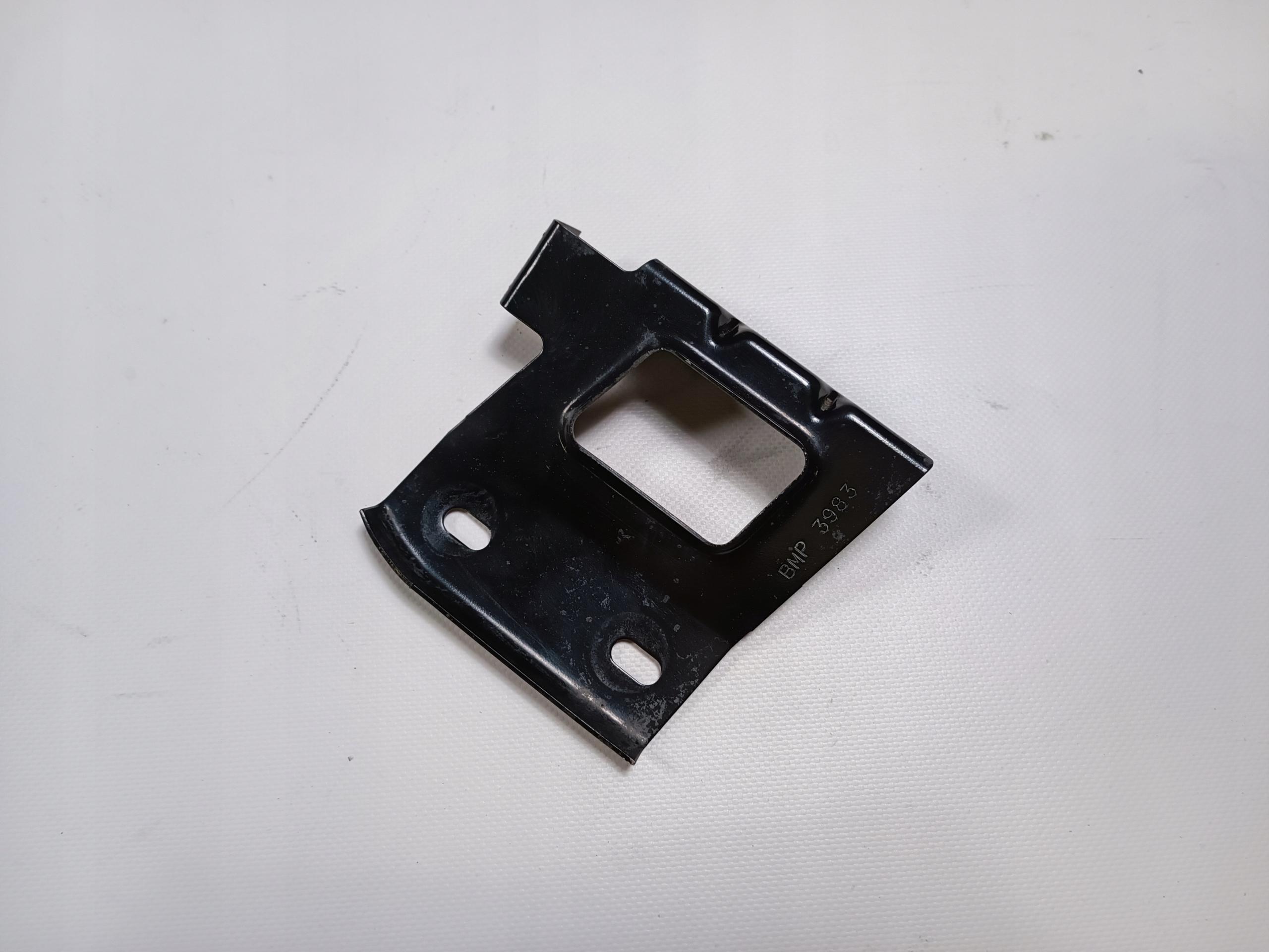 3983 - Кронштейн крепление крыла левый задний Corvette C5