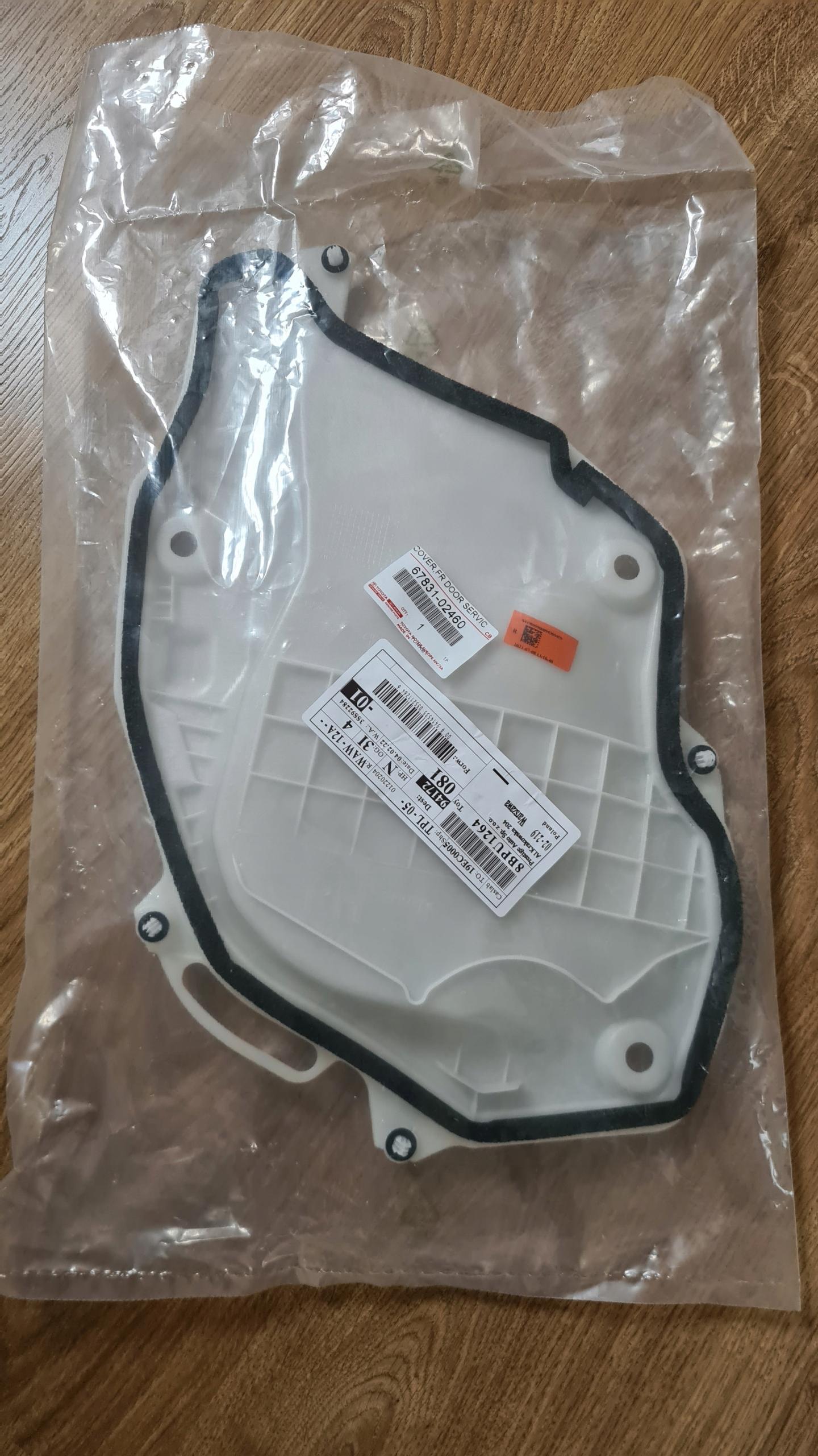 Звукоизоляционная дверная панель правая передняя 67831-02460