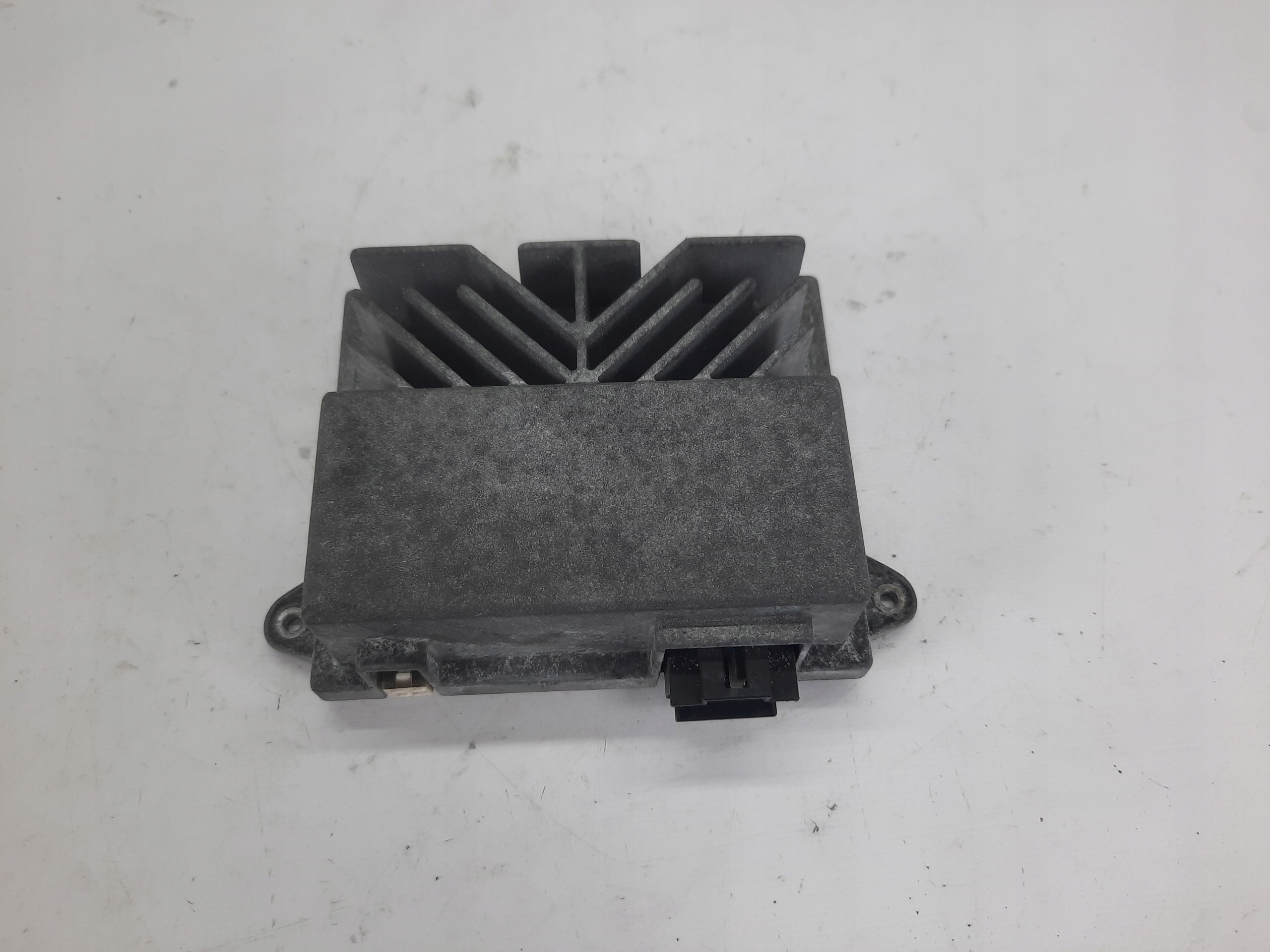 Усилитель сабвуфера Porsche Panamera 99164557700