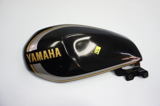 1181137825128240 - YAMAHA XSR 125 21-КРЫШКА ОБТЕКАТЕЛЯ ТОПЛИВНОГО БАКА ЛЕВАЯ