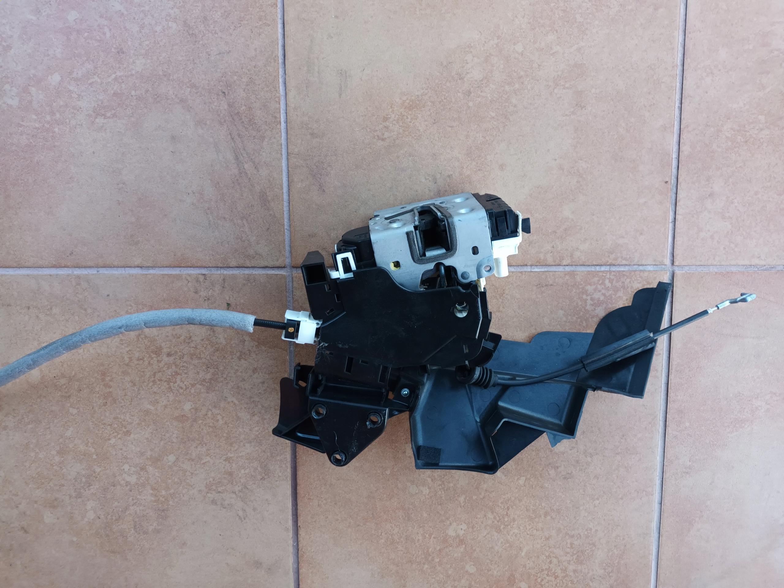 Замок левой двери MERCEDES W204 EU A2047200335