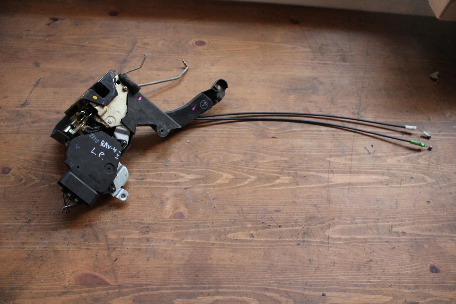 ЗАМОК ПЕРЕДНЬОЇ ЛІВОЇ ДВЕРІ AVENSIS VERSO EUROPA